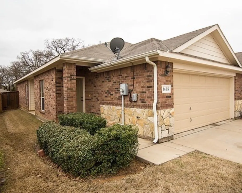 Duplex For Rent in Tarrant County , 1407 Piedmont Drive, Mansfield, Texas 76063, 3 Bedroom, 2 Bathroom, 2 Garage spaces, 1,181 Sqft, built in 2007, mls#21359262, Real Estate Agent in Mansfield, Homes For Rent in Tarrant county, Homes For Rent in Mansfield, Realtor in Mansfield Texas, Real Estate Brokerage Independent Realty Texas, Luminita Cordes Realtor