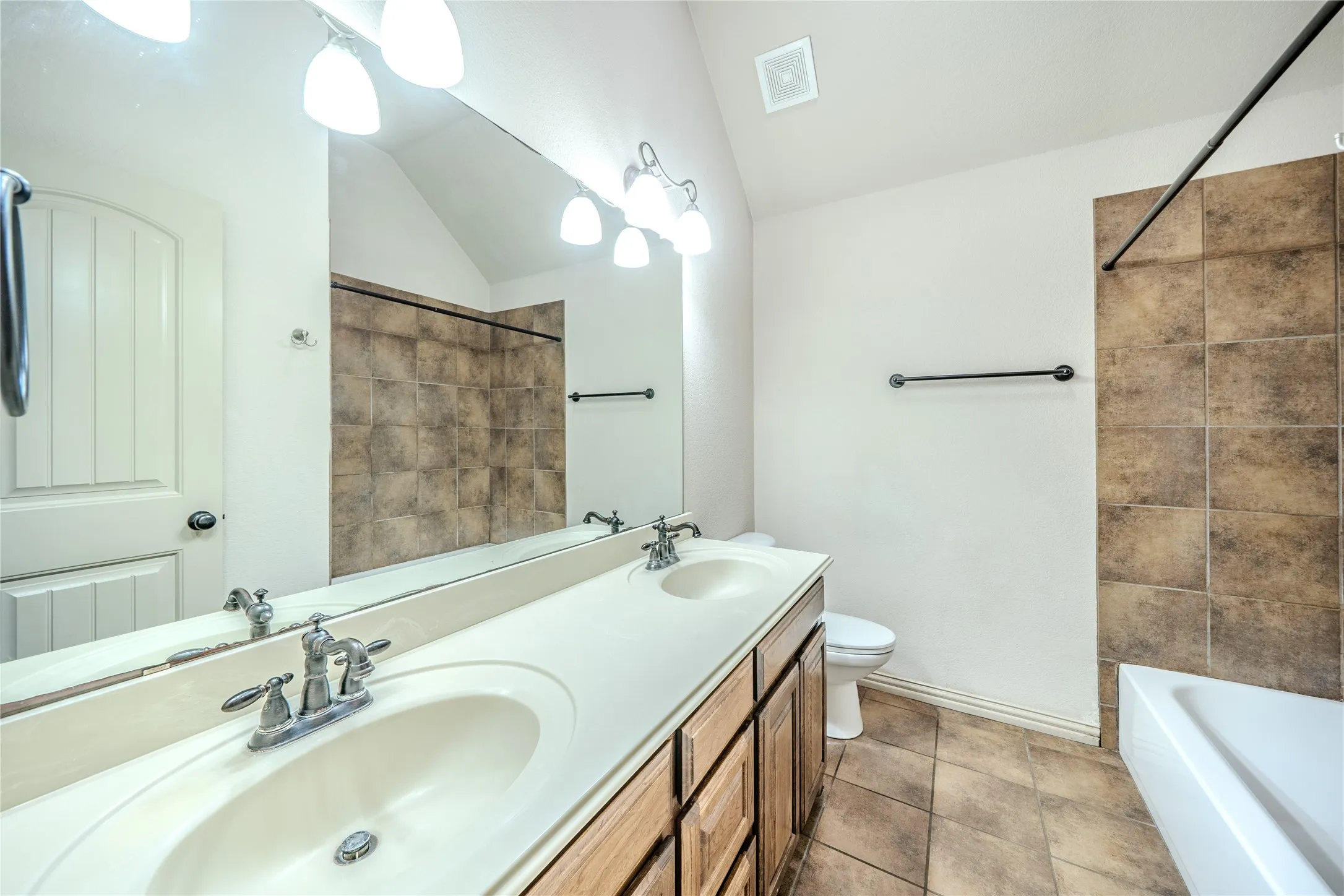 Full Bathroom off hall to split bedrooms.