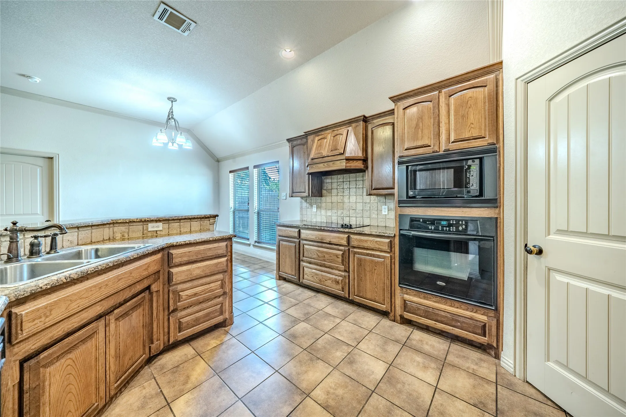 Double sinks, granite counters, pantry, and electric appliances
