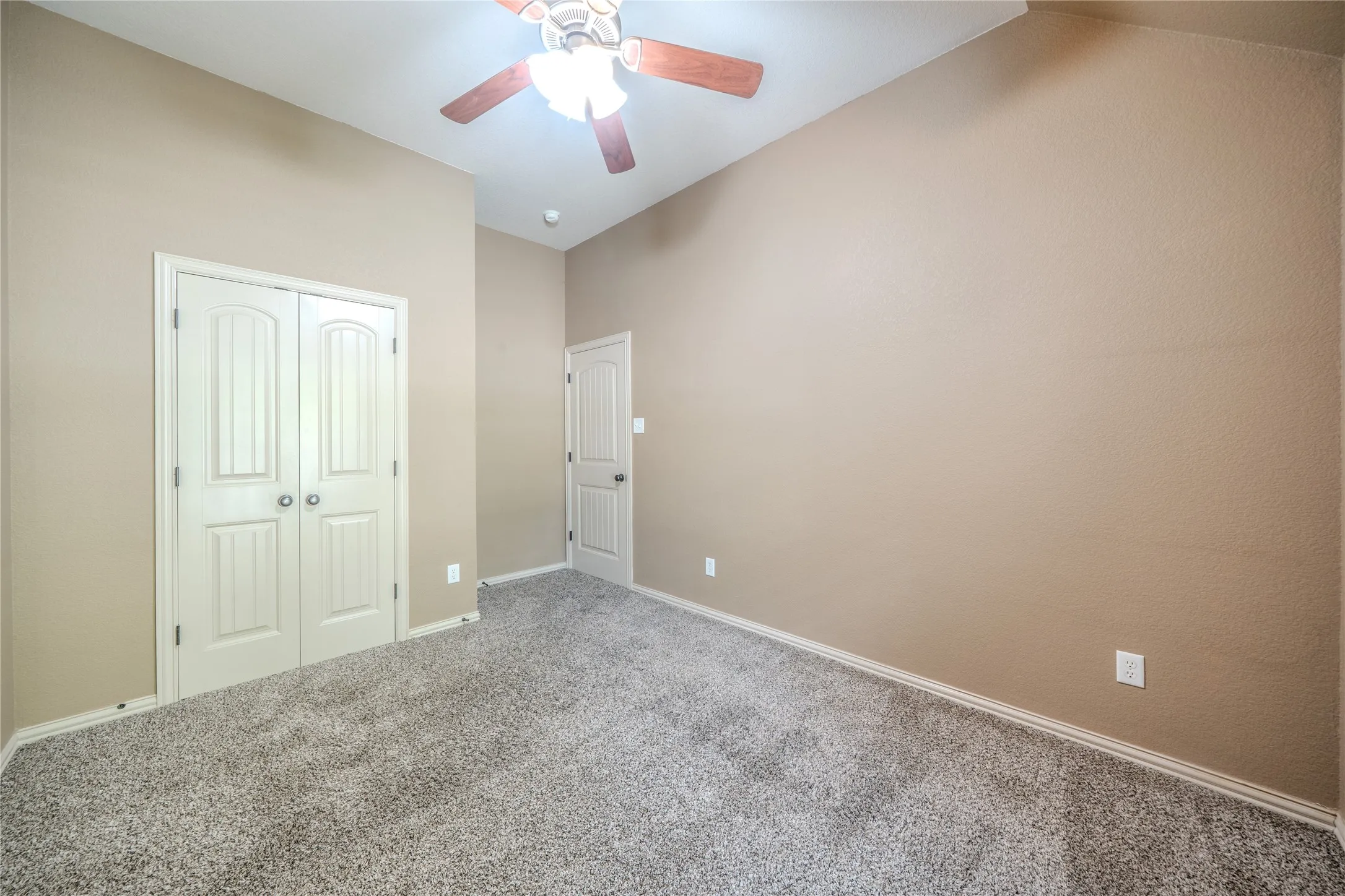 Flat closet and ceiling fan.