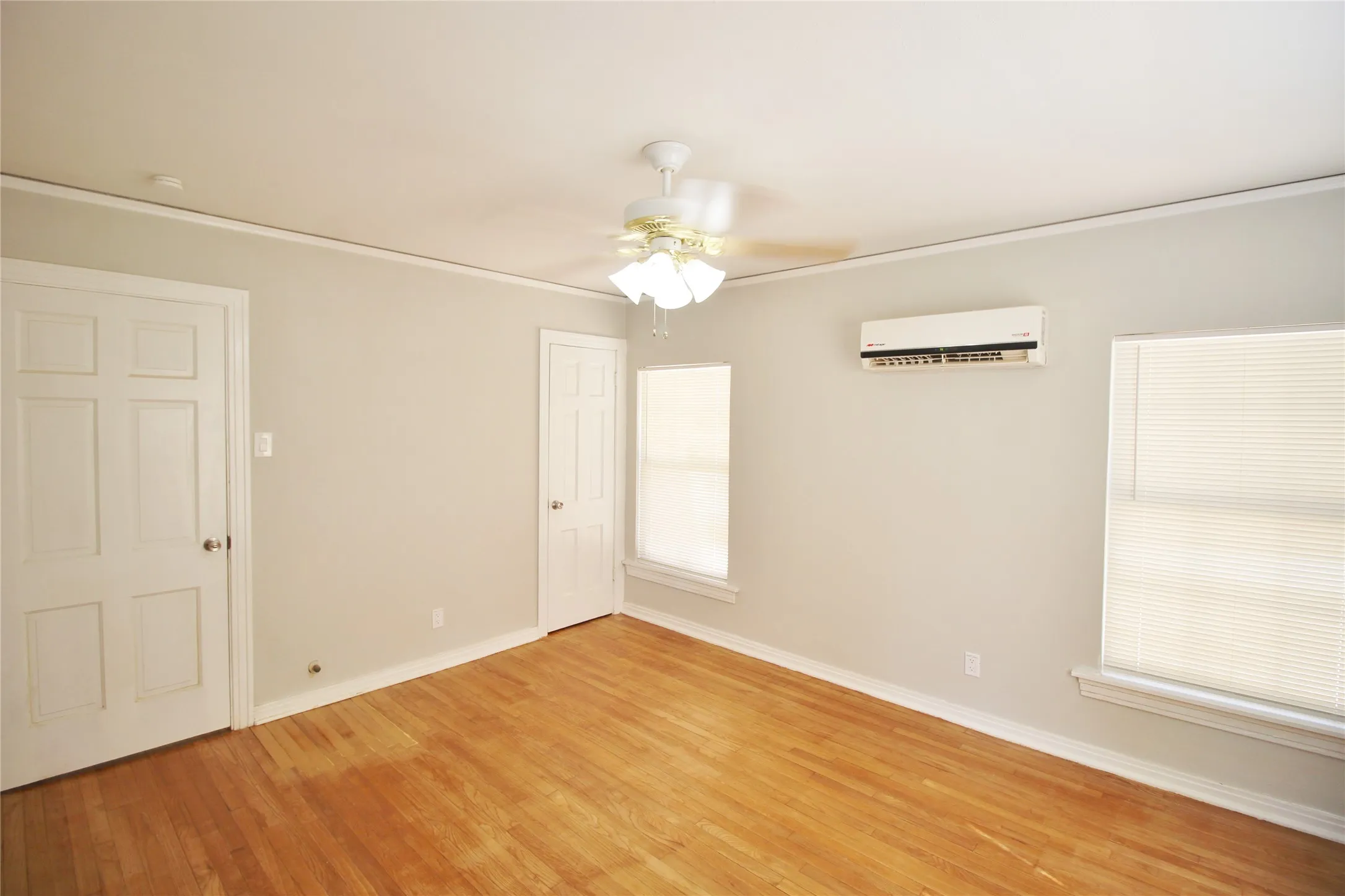 Single Family Residence For Rent in Dallas County , 3427 Kinmore Street, Dallas, Texas 75223, 2 Bedroom, 1 Bathroom, Garage spaces, 1,262 Sqft, built in 1940, mls#21359263, Real Estate Agent in Dallas, Homes For Rent in Dallas county, Homes For Rent in Dallas, Realtor in Dallas Texas, Real Estate Brokerage Independent Realty Texas, Luminita Cordes Realtor