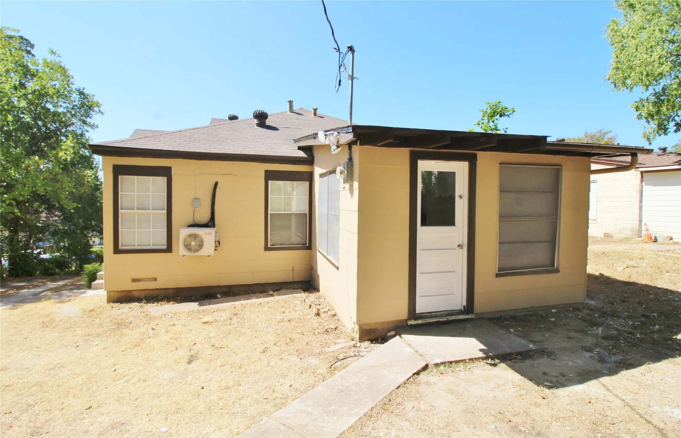 Single Family Residence For Rent in Dallas County , 3427 Kinmore Street, Dallas, Texas 75223, 2 Bedroom, 1 Bathroom, Garage spaces, 1,262 Sqft, built in 1940, mls#21359263, Real Estate Agent in Dallas, Homes For Rent in Dallas county, Homes For Rent in Dallas, Realtor in Dallas Texas, Real Estate Brokerage Independent Realty Texas, Luminita Cordes Realtor