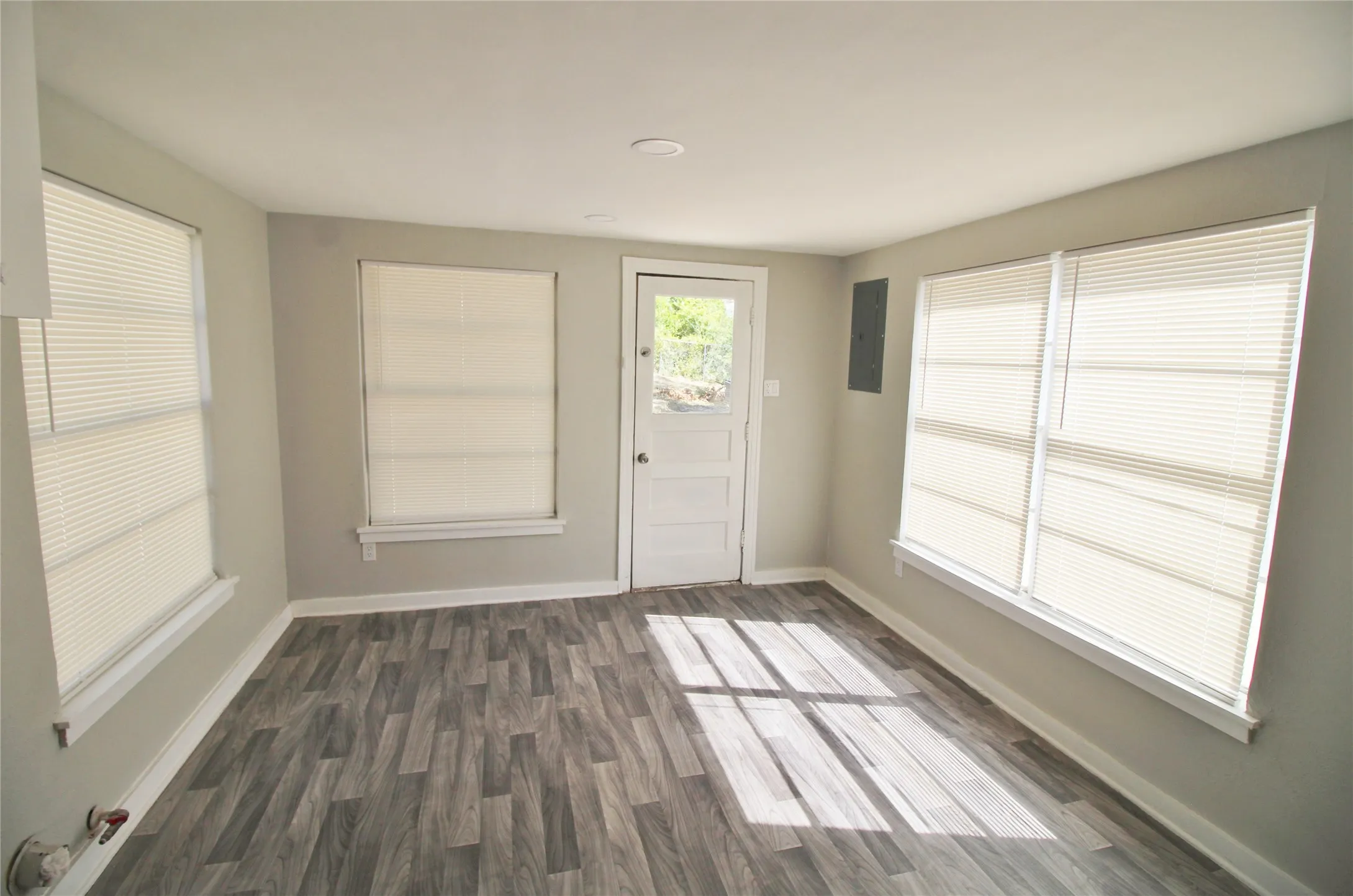 Single Family Residence For Rent in Dallas County , 3427 Kinmore Street, Dallas, Texas 75223, 2 Bedroom, 1 Bathroom, Garage spaces, 1,262 Sqft, built in 1940, mls#21359263, Real Estate Agent in Dallas, Homes For Rent in Dallas county, Homes For Rent in Dallas, Realtor in Dallas Texas, Real Estate Brokerage Independent Realty Texas, Luminita Cordes Realtor