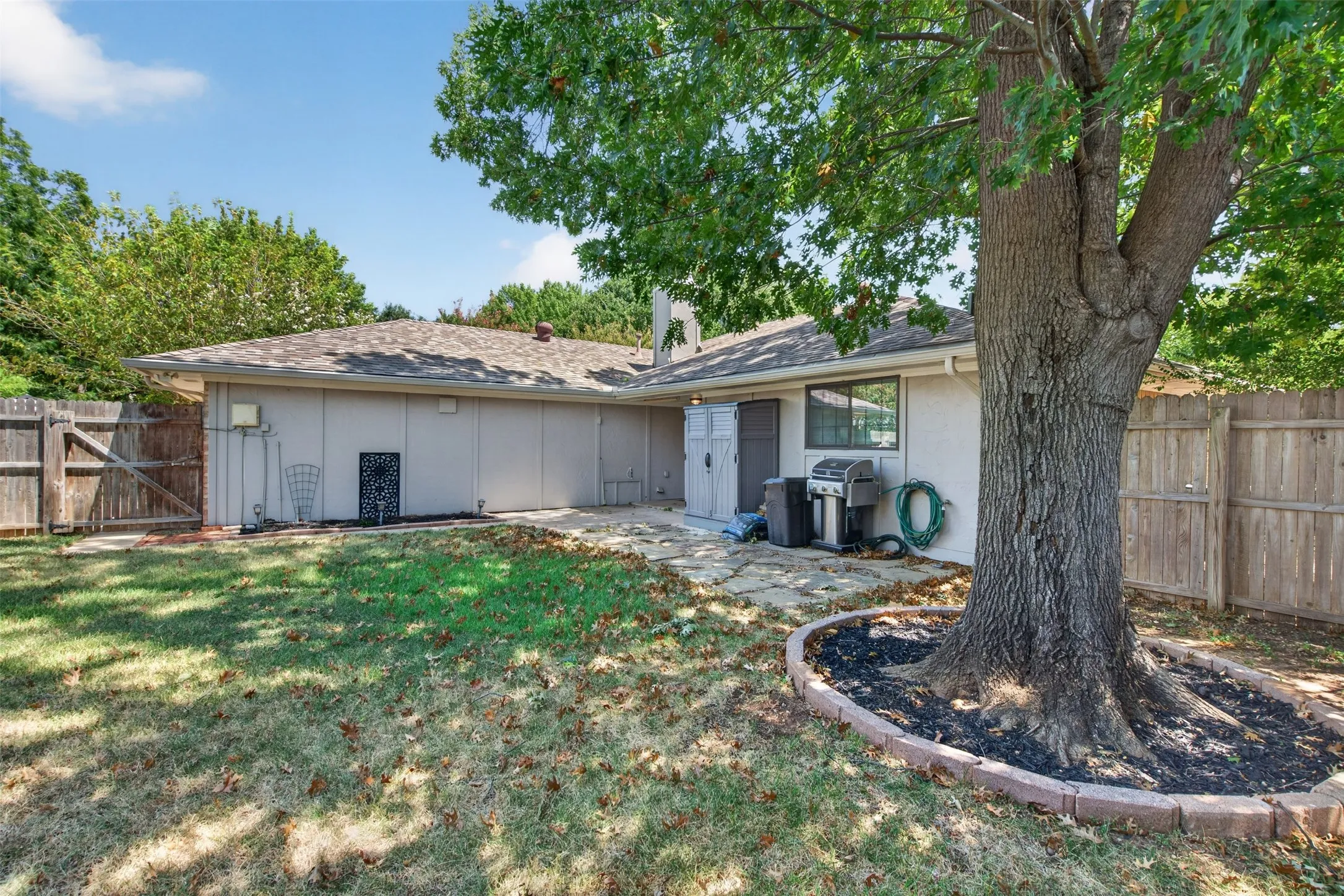 Single Family Residence For Sale in Denton County , 2146 Robin Road, Lewisville, Texas 75077, 3 Bedroom, 2 Bathroom, 2 Garage spaces, 1,579 Sqft, built in 1981, mls#21350964, Real Estate Agent in Lewisville, Homes For Sale in Denton county, Homes For Sale in Lewisville, Realtor in Lewisville Texas, Real Estate Brokerage Independent Realty Texas, Luminita Cordes Realtor
