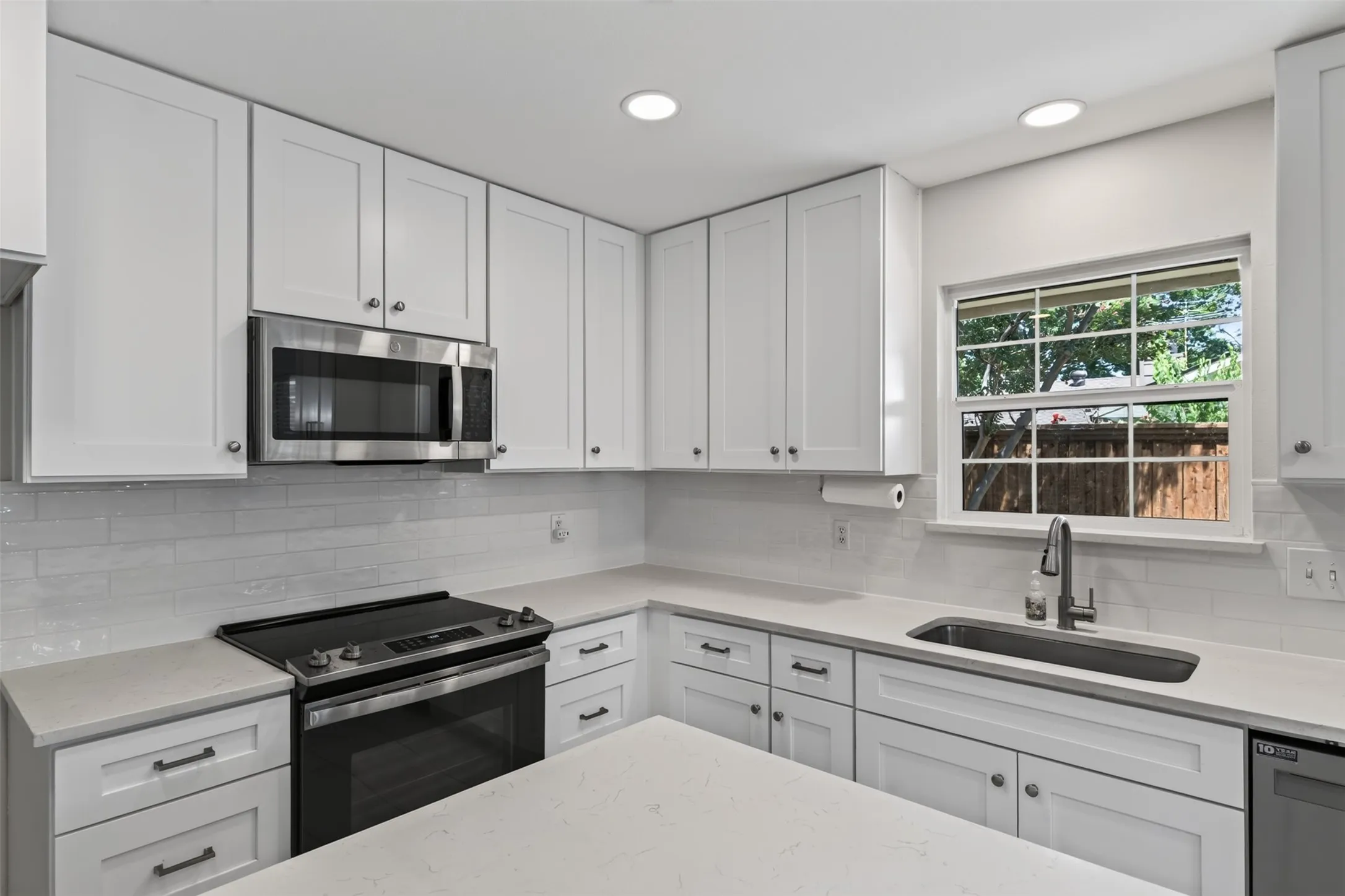 Single Family Residence For Sale in Denton County , 2146 Robin Road, Lewisville, Texas 75077, 3 Bedroom, 2 Bathroom, 2 Garage spaces, 1,579 Sqft, built in 1981, mls#21350964, Real Estate Agent in Lewisville, Homes For Sale in Denton county, Homes For Sale in Lewisville, Realtor in Lewisville Texas, Real Estate Brokerage Independent Realty Texas, Luminita Cordes Realtor