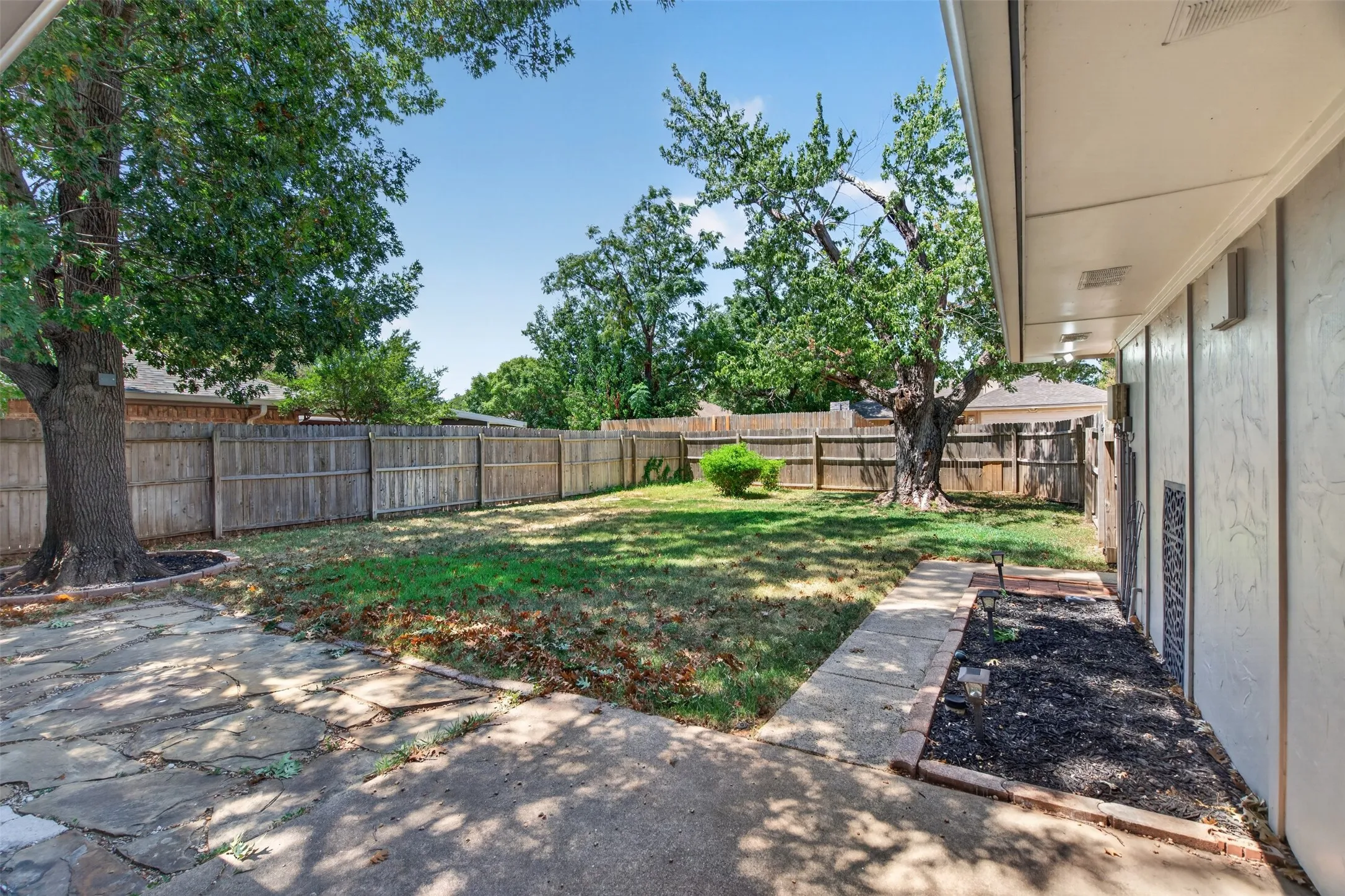 Single Family Residence For Sale in Denton County , 2146 Robin Road, Lewisville, Texas 75077, 3 Bedroom, 2 Bathroom, 2 Garage spaces, 1,579 Sqft, built in 1981, mls#21350964, Real Estate Agent in Lewisville, Homes For Sale in Denton county, Homes For Sale in Lewisville, Realtor in Lewisville Texas, Real Estate Brokerage Independent Realty Texas, Luminita Cordes Realtor