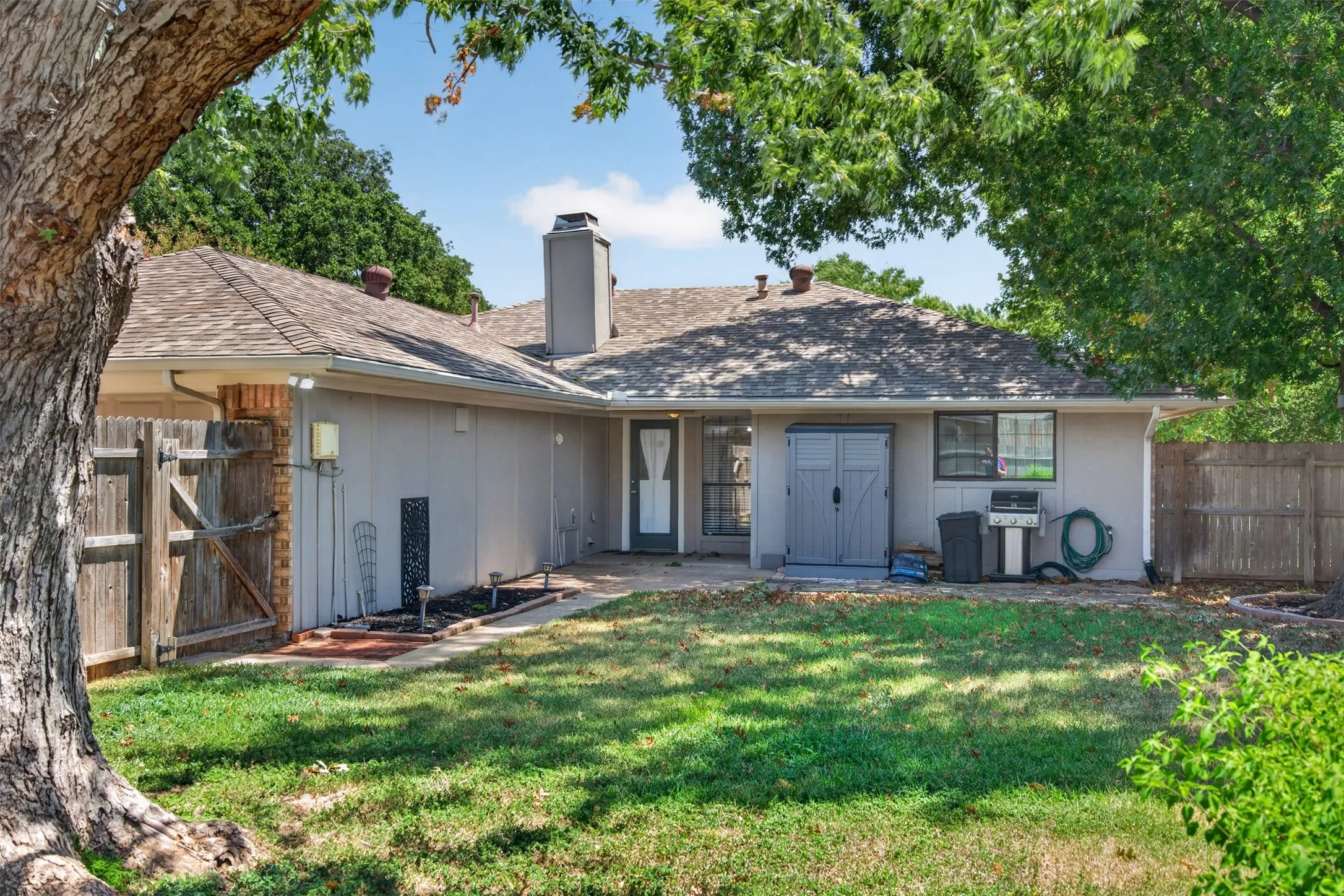 Single Family Residence For Sale in Denton County , 2146 Robin Road, Lewisville, Texas 75077, 3 Bedroom, 2 Bathroom, 2 Garage spaces, 1,579 Sqft, built in 1981, mls#21350964, Real Estate Agent in Lewisville, Homes For Sale in Denton county, Homes For Sale in Lewisville, Realtor in Lewisville Texas, Real Estate Brokerage Independent Realty Texas, Luminita Cordes Realtor
