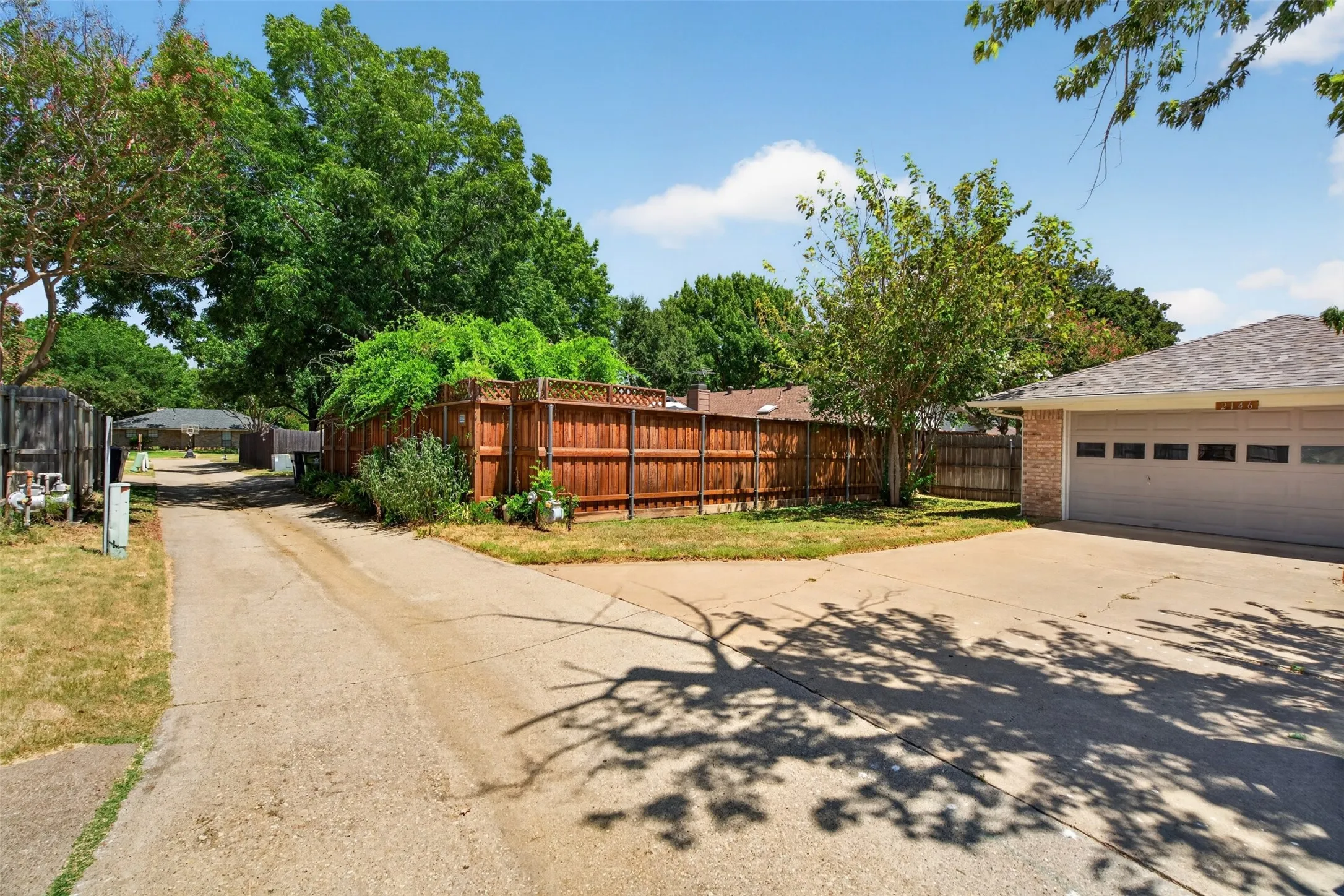 Single Family Residence For Sale in Denton County , 2146 Robin Road, Lewisville, Texas 75077, 3 Bedroom, 2 Bathroom, 2 Garage spaces, 1,579 Sqft, built in 1981, mls#21350964, Real Estate Agent in Lewisville, Homes For Sale in Denton county, Homes For Sale in Lewisville, Realtor in Lewisville Texas, Real Estate Brokerage Independent Realty Texas, Luminita Cordes Realtor