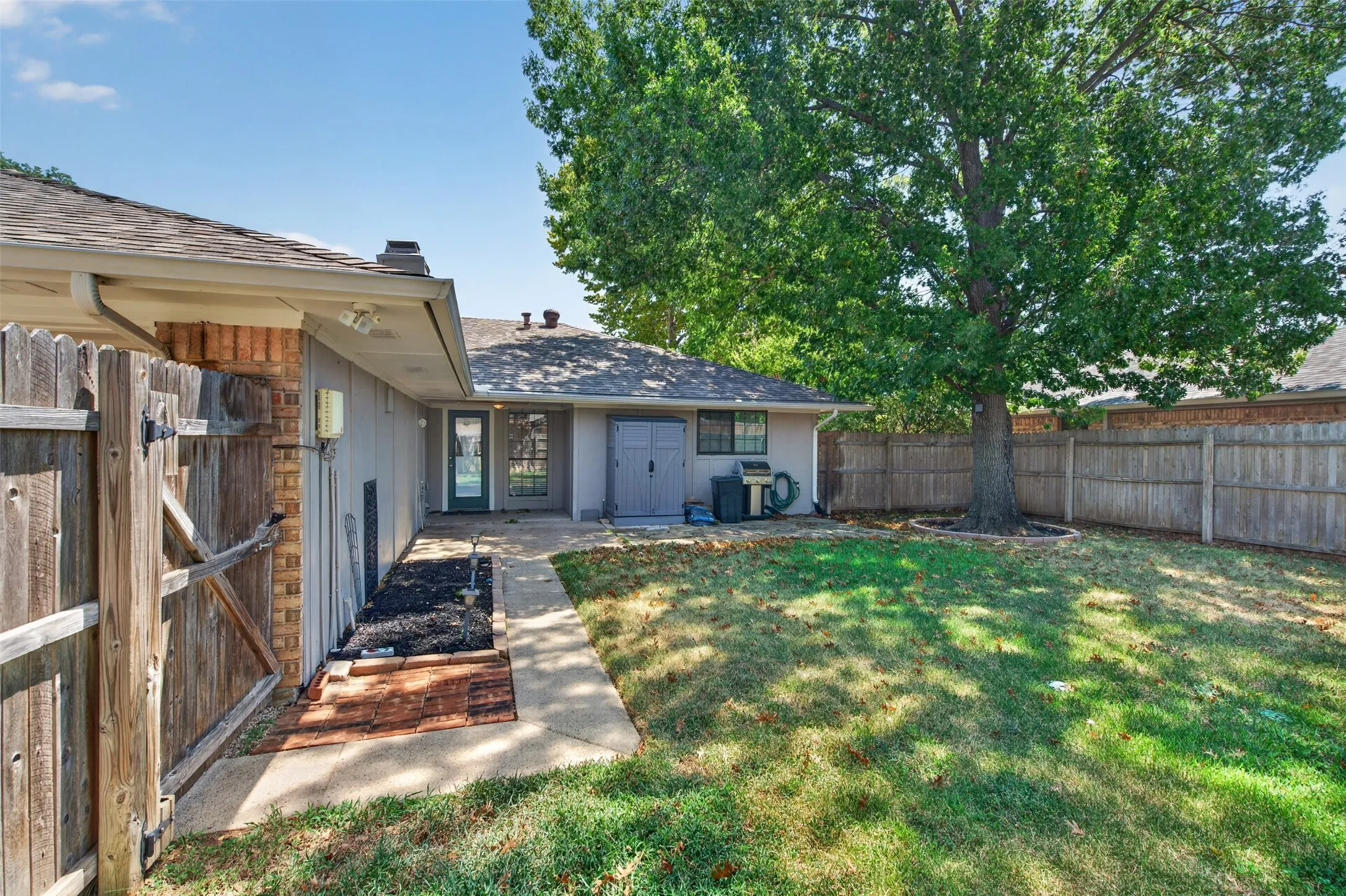 Single Family Residence For Sale in Denton County , 2146 Robin Road, Lewisville, Texas 75077, 3 Bedroom, 2 Bathroom, 2 Garage spaces, 1,579 Sqft, built in 1981, mls#21350964, Real Estate Agent in Lewisville, Homes For Sale in Denton county, Homes For Sale in Lewisville, Realtor in Lewisville Texas, Real Estate Brokerage Independent Realty Texas, Luminita Cordes Realtor