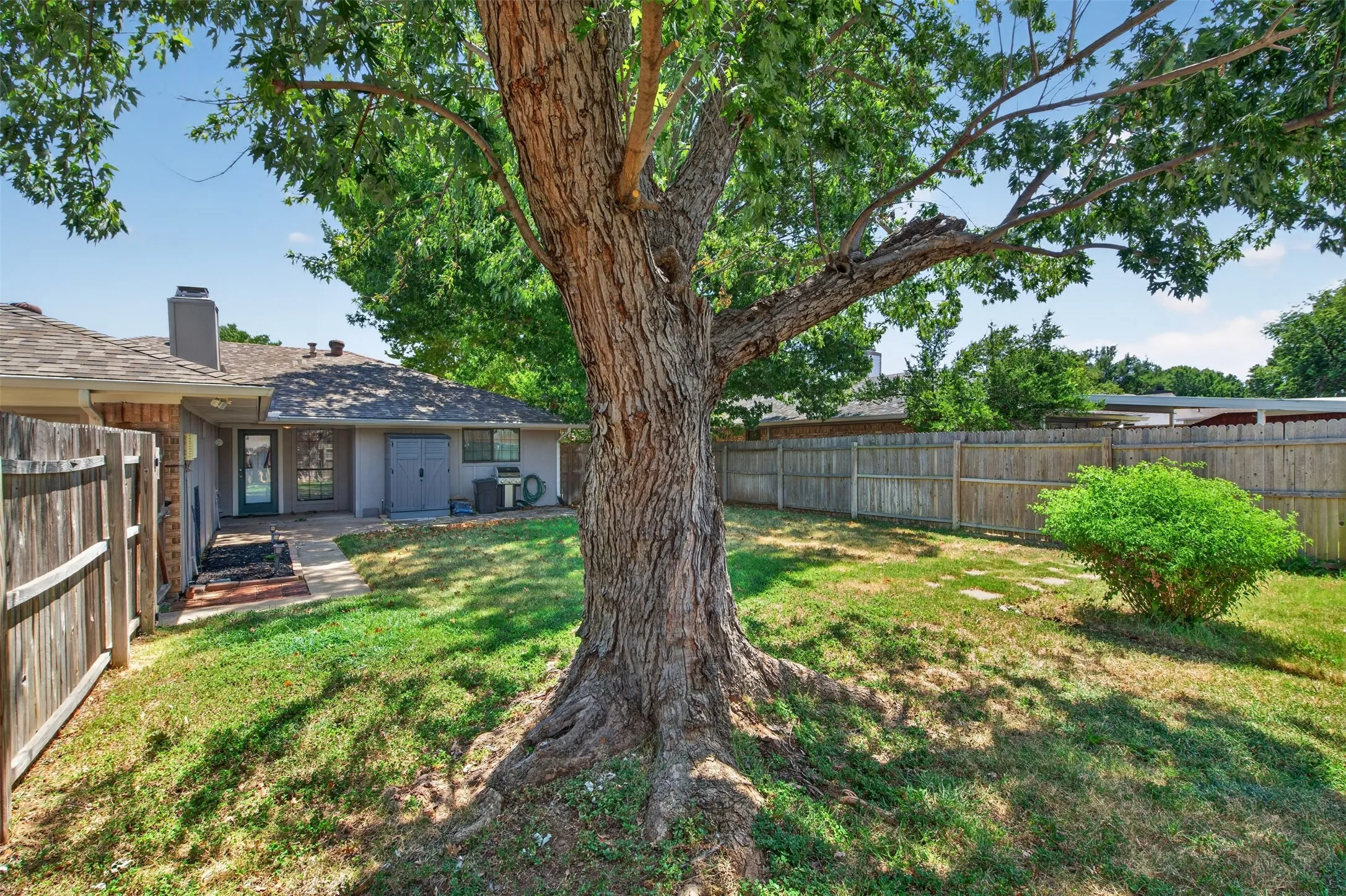 Single Family Residence For Sale in Denton County , 2146 Robin Road, Lewisville, Texas 75077, 3 Bedroom, 2 Bathroom, 2 Garage spaces, 1,579 Sqft, built in 1981, mls#21350964, Real Estate Agent in Lewisville, Homes For Sale in Denton county, Homes For Sale in Lewisville, Realtor in Lewisville Texas, Real Estate Brokerage Independent Realty Texas, Luminita Cordes Realtor