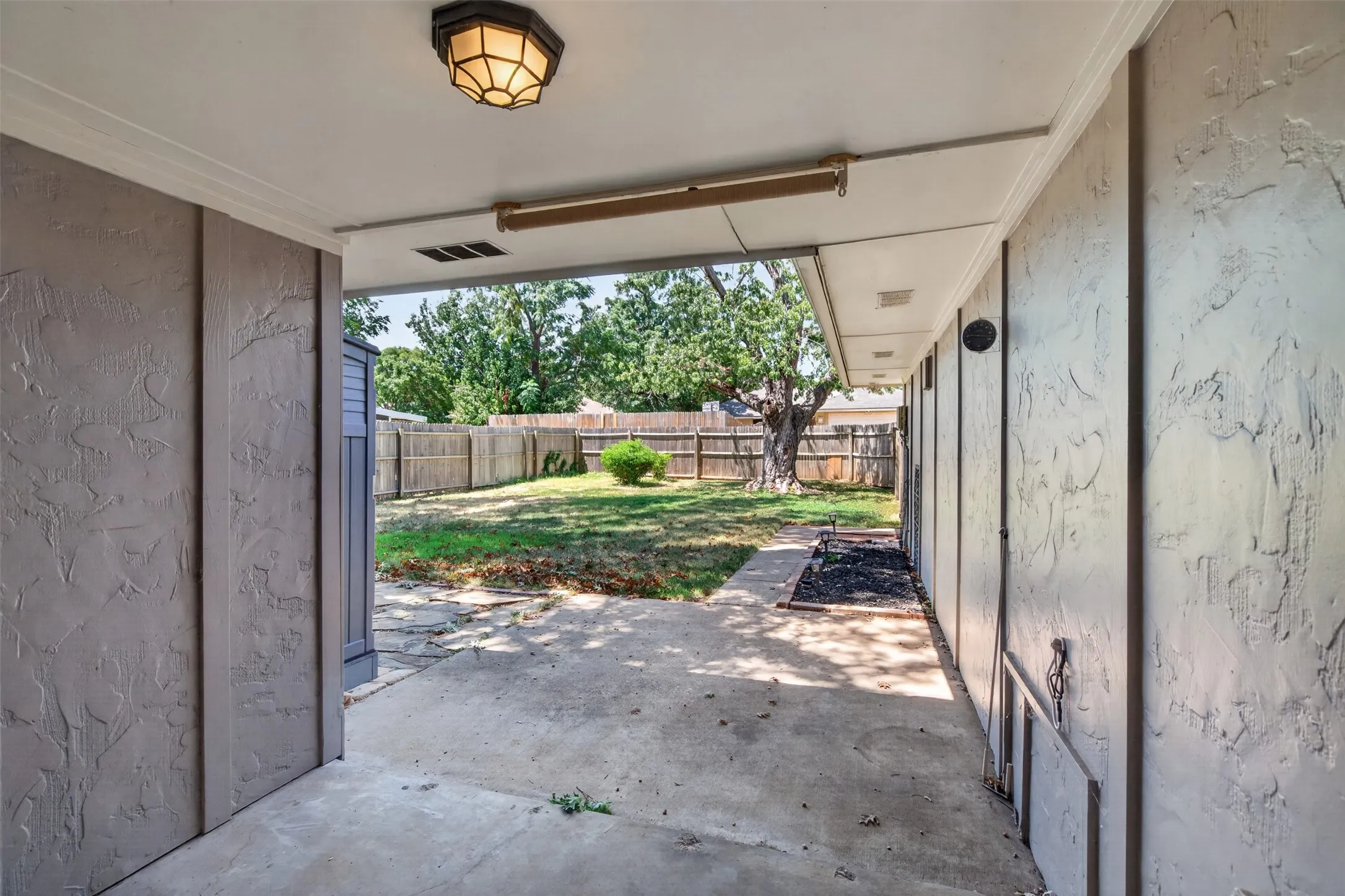 Single Family Residence For Sale in Denton County , 2146 Robin Road, Lewisville, Texas 75077, 3 Bedroom, 2 Bathroom, 2 Garage spaces, 1,579 Sqft, built in 1981, mls#21350964, Real Estate Agent in Lewisville, Homes For Sale in Denton county, Homes For Sale in Lewisville, Realtor in Lewisville Texas, Real Estate Brokerage Independent Realty Texas, Luminita Cordes Realtor