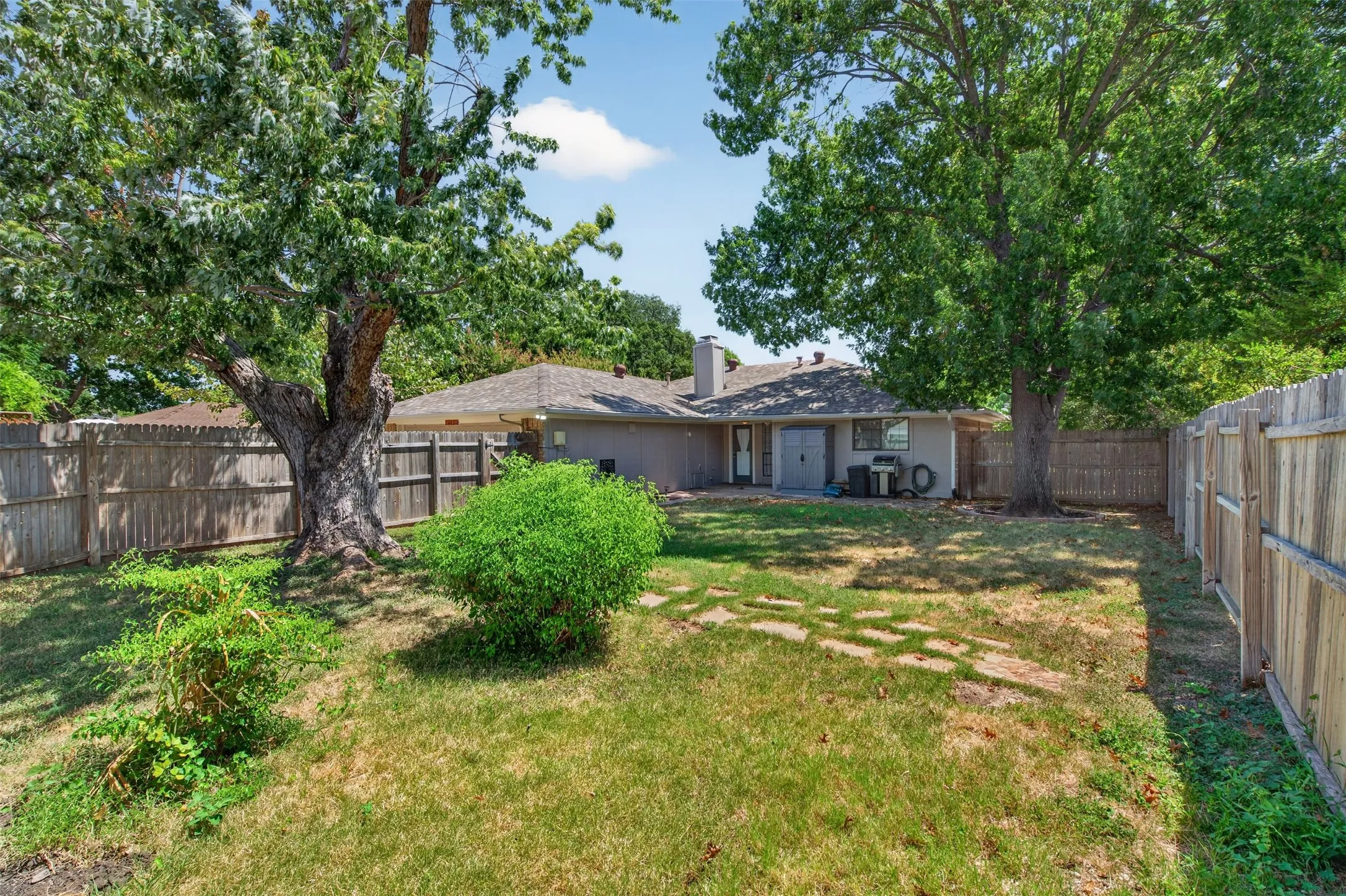 Single Family Residence For Sale in Denton County , 2146 Robin Road, Lewisville, Texas 75077, 3 Bedroom, 2 Bathroom, 2 Garage spaces, 1,579 Sqft, built in 1981, mls#21350964, Real Estate Agent in Lewisville, Homes For Sale in Denton county, Homes For Sale in Lewisville, Realtor in Lewisville Texas, Real Estate Brokerage Independent Realty Texas, Luminita Cordes Realtor