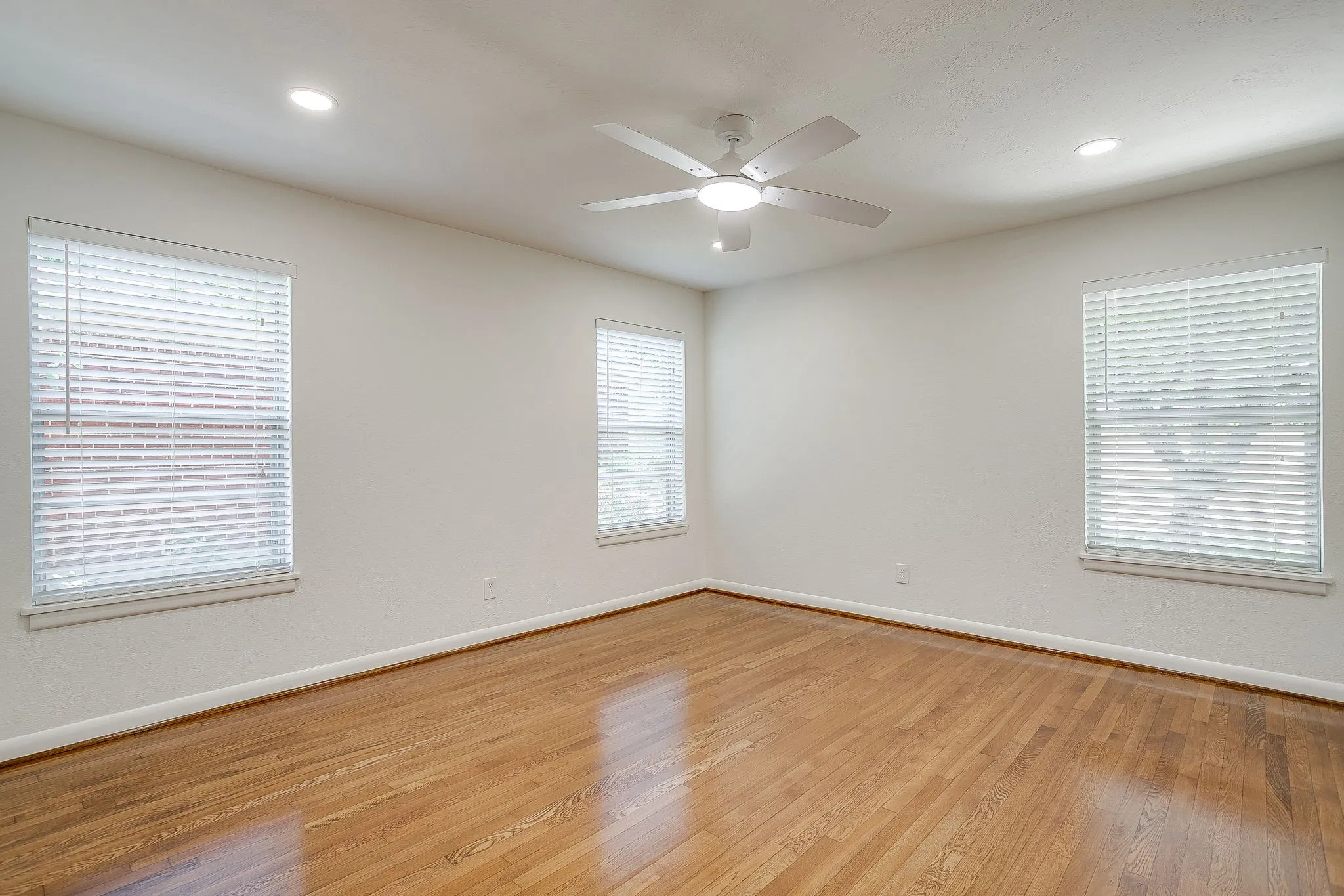 Single Family Residence For Rent in Tarrant County , 2920 Ryan Place Drive, Fort Worth, Texas 76110, 3 Bedroom, 1 Bathroom, 1 Garage spaces, 1,355 Sqft, built in 1952, mls#21359265, Real Estate Agent in Fort Worth, Homes For Rent in Tarrant county, Homes For Rent in Fort Worth, Realtor in Fort Worth Texas, Real Estate Brokerage Independent Realty Texas, Luminita Cordes Realtor