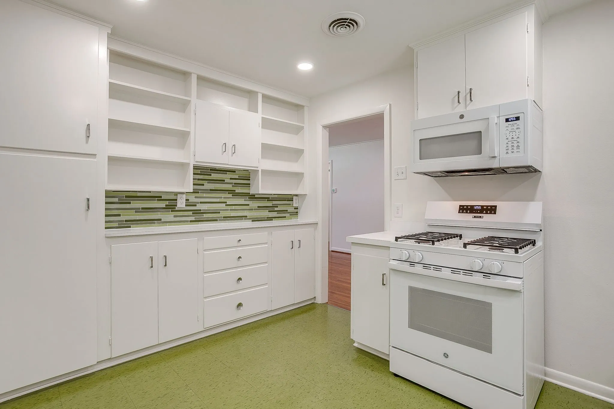 Single Family Residence For Rent in Tarrant County , 2920 Ryan Place Drive, Fort Worth, Texas 76110, 3 Bedroom, 1 Bathroom, 1 Garage spaces, 1,355 Sqft, built in 1952, mls#21359265, Real Estate Agent in Fort Worth, Homes For Rent in Tarrant county, Homes For Rent in Fort Worth, Realtor in Fort Worth Texas, Real Estate Brokerage Independent Realty Texas, Luminita Cordes Realtor
