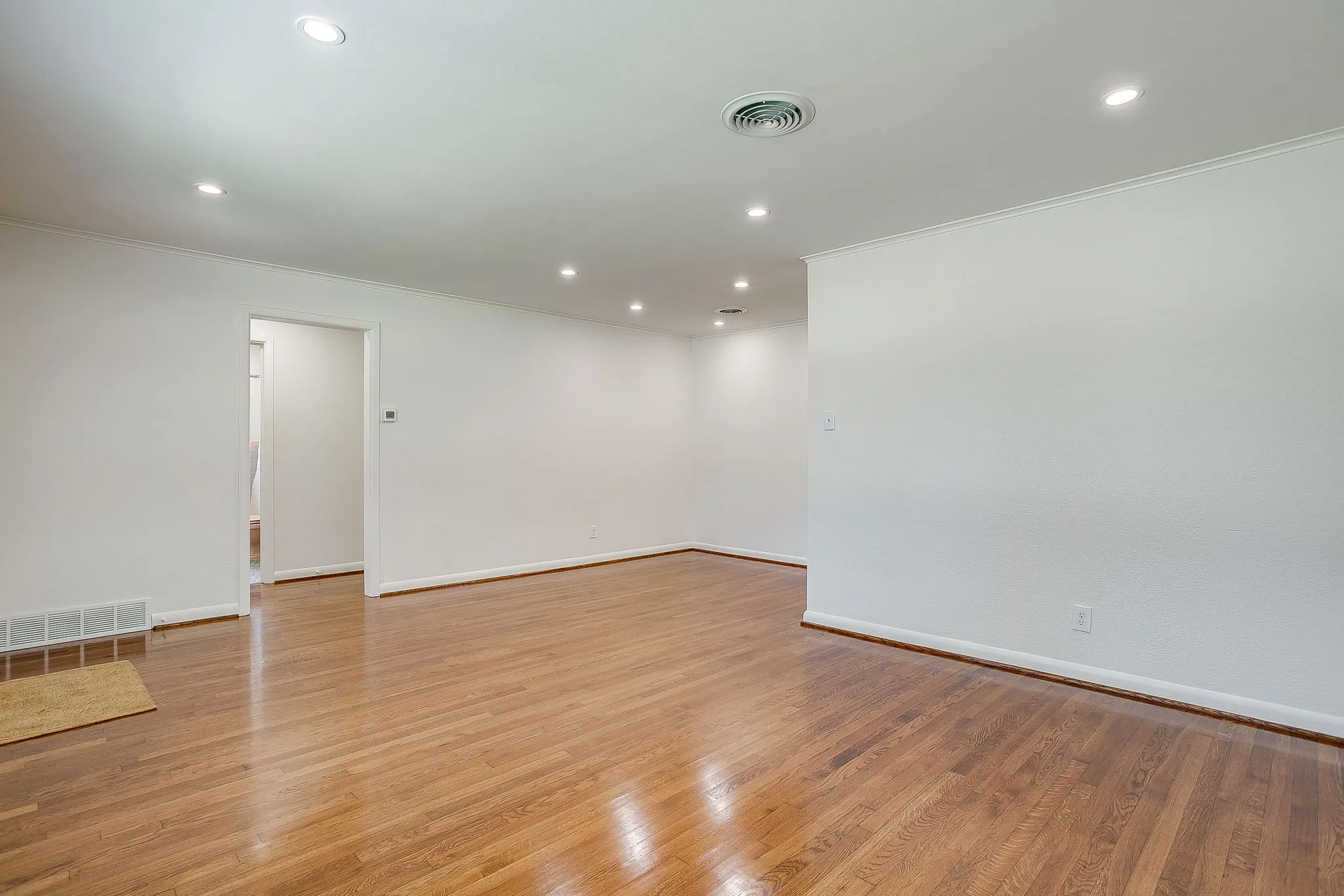 Single Family Residence For Rent in Tarrant County , 2920 Ryan Place Drive, Fort Worth, Texas 76110, 3 Bedroom, 1 Bathroom, 1 Garage spaces, 1,355 Sqft, built in 1952, mls#21359265, Real Estate Agent in Fort Worth, Homes For Rent in Tarrant county, Homes For Rent in Fort Worth, Realtor in Fort Worth Texas, Real Estate Brokerage Independent Realty Texas, Luminita Cordes Realtor