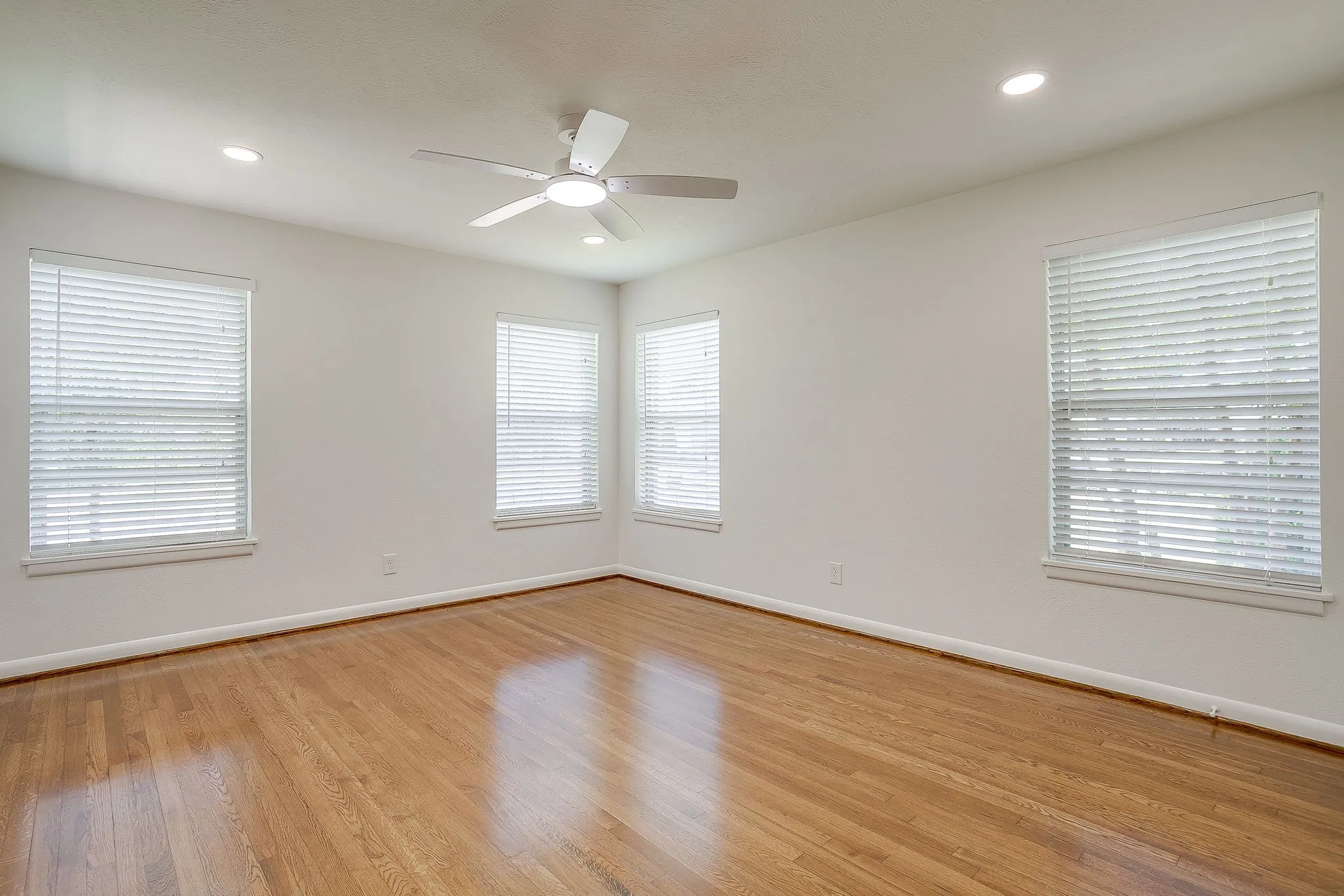 Single Family Residence For Rent in Tarrant County , 2920 Ryan Place Drive, Fort Worth, Texas 76110, 3 Bedroom, 1 Bathroom, 1 Garage spaces, 1,355 Sqft, built in 1952, mls#21359265, Real Estate Agent in Fort Worth, Homes For Rent in Tarrant county, Homes For Rent in Fort Worth, Realtor in Fort Worth Texas, Real Estate Brokerage Independent Realty Texas, Luminita Cordes Realtor