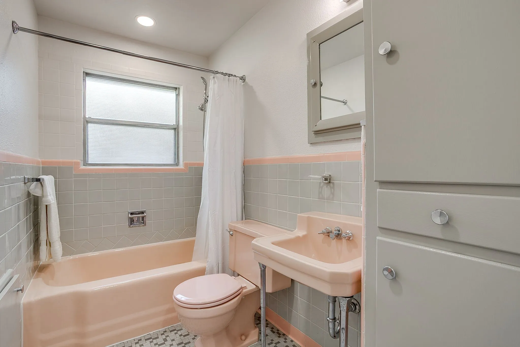 Single Family Residence For Rent in Tarrant County , 2920 Ryan Place Drive, Fort Worth, Texas 76110, 3 Bedroom, 1 Bathroom, 1 Garage spaces, 1,355 Sqft, built in 1952, mls#21359265, Real Estate Agent in Fort Worth, Homes For Rent in Tarrant county, Homes For Rent in Fort Worth, Realtor in Fort Worth Texas, Real Estate Brokerage Independent Realty Texas, Luminita Cordes Realtor