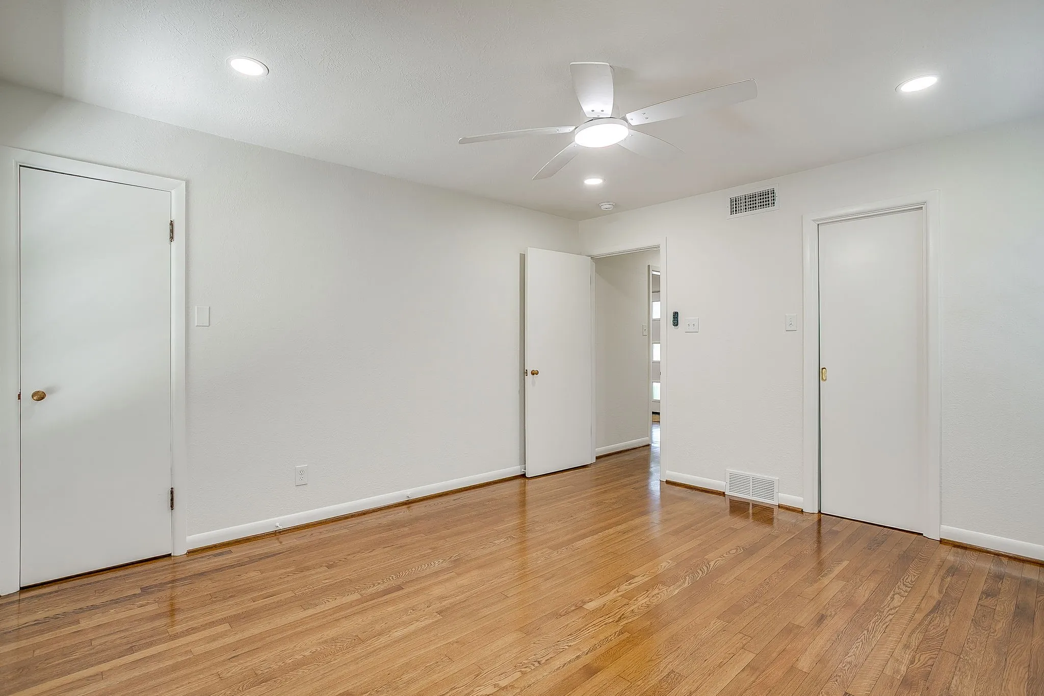 Single Family Residence For Rent in Tarrant County , 2920 Ryan Place Drive, Fort Worth, Texas 76110, 3 Bedroom, 1 Bathroom, 1 Garage spaces, 1,355 Sqft, built in 1952, mls#21359265, Real Estate Agent in Fort Worth, Homes For Rent in Tarrant county, Homes For Rent in Fort Worth, Realtor in Fort Worth Texas, Real Estate Brokerage Independent Realty Texas, Luminita Cordes Realtor