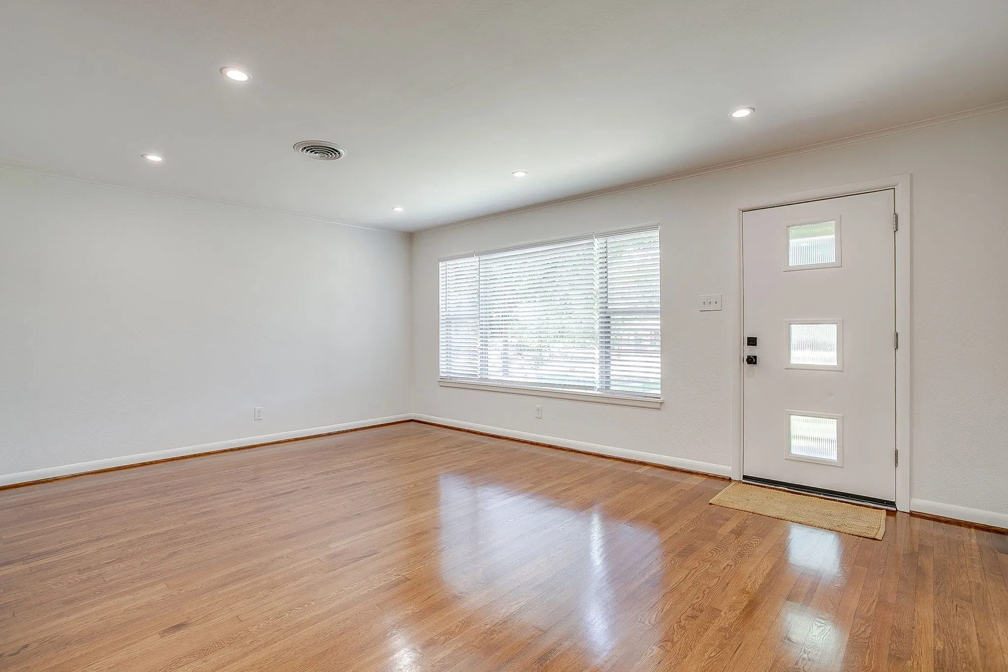 Single Family Residence For Rent in Tarrant County , 2920 Ryan Place Drive, Fort Worth, Texas 76110, 3 Bedroom, 1 Bathroom, 1 Garage spaces, 1,355 Sqft, built in 1952, mls#21359265, Real Estate Agent in Fort Worth, Homes For Rent in Tarrant county, Homes For Rent in Fort Worth, Realtor in Fort Worth Texas, Real Estate Brokerage Independent Realty Texas, Luminita Cordes Realtor