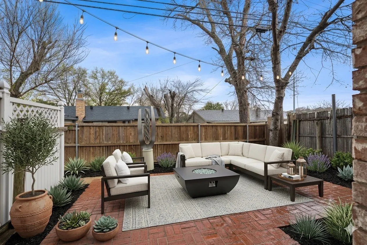 Townhouse For Sale in Tarrant County , 930 Shady Creek Lane, Bedford, Texas 76021, 4 Bedroom, 2 Bathroom, 2 Garage spaces, 2,140 Sqft, built in 1973, mls#21359284, Real Estate Agent in Bedford, Homes For Sale in Tarrant county, Homes For Sale in Bedford, Realtor in Bedford Texas, Real Estate Brokerage Independent Realty Texas, Luminita Cordes Realtor