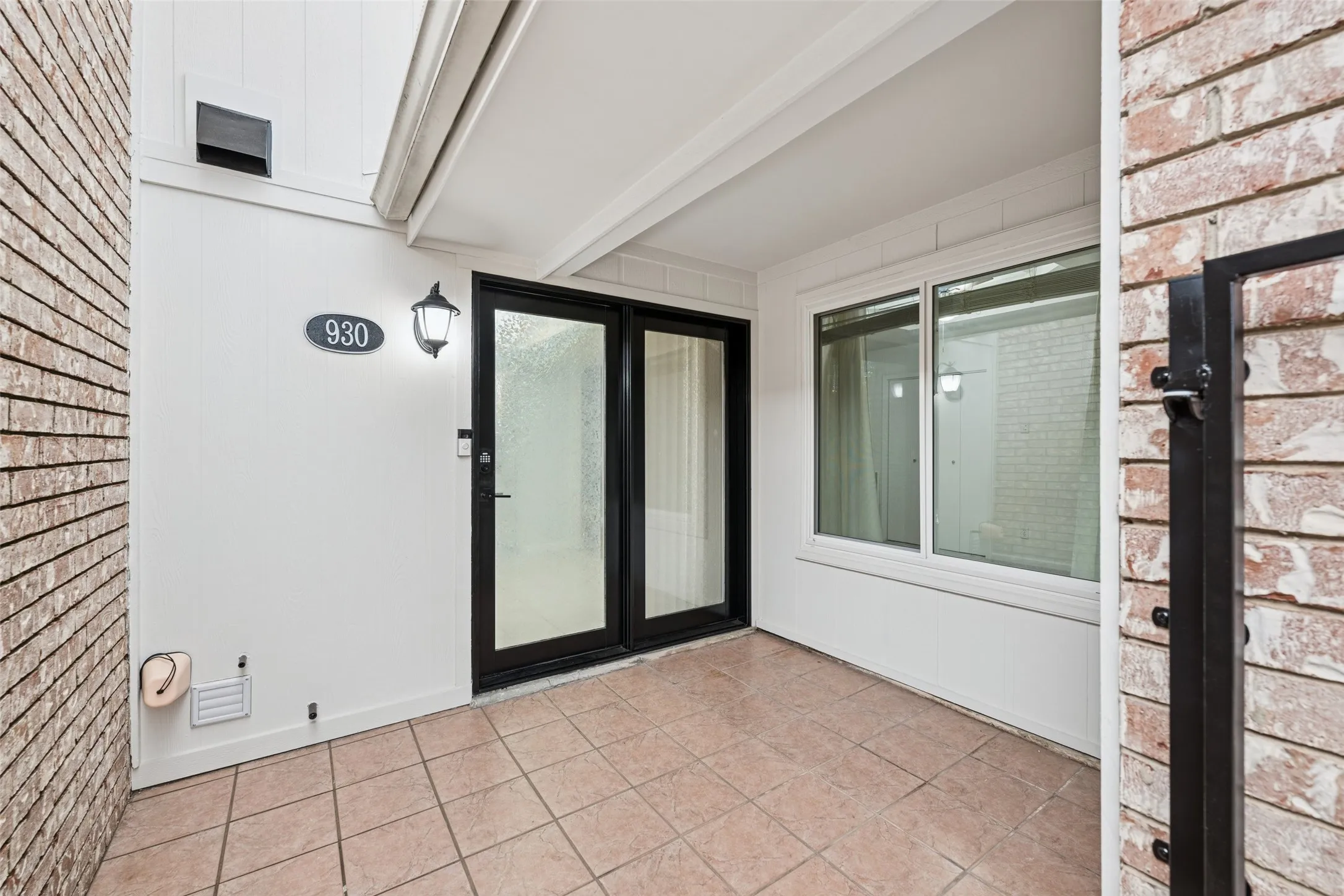 Townhouse For Sale in Tarrant County , 930 Shady Creek Lane, Bedford, Texas 76021, 4 Bedroom, 2 Bathroom, 2 Garage spaces, 2,140 Sqft, built in 1973, mls#21359284, Real Estate Agent in Bedford, Homes For Sale in Tarrant county, Homes For Sale in Bedford, Realtor in Bedford Texas, Real Estate Brokerage Independent Realty Texas, Luminita Cordes Realtor