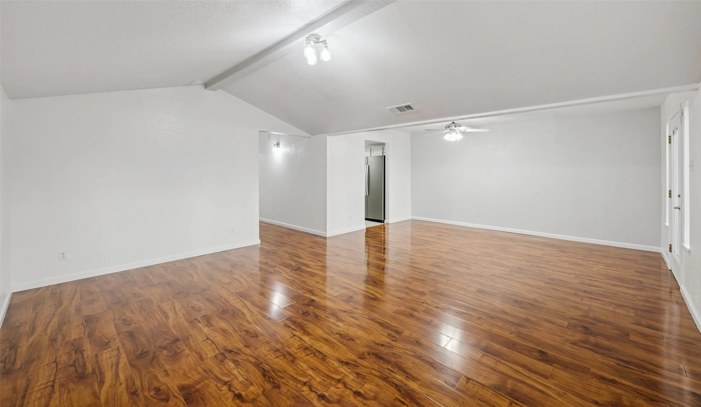 Townhouse For Sale in Tarrant County , 930 Shady Creek Lane, Bedford, Texas 76021, 4 Bedroom, 2 Bathroom, 2 Garage spaces, 2,140 Sqft, built in 1973, mls#21359284, Real Estate Agent in Bedford, Homes For Sale in Tarrant county, Homes For Sale in Bedford, Realtor in Bedford Texas, Real Estate Brokerage Independent Realty Texas, Luminita Cordes Realtor