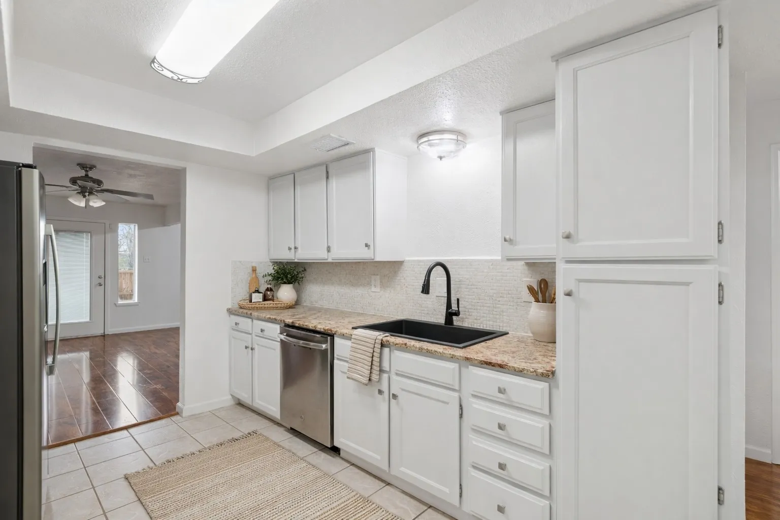 Townhouse For Sale in Tarrant County , 930 Shady Creek Lane, Bedford, Texas 76021, 4 Bedroom, 2 Bathroom, 2 Garage spaces, 2,140 Sqft, built in 1973, mls#21359284, Real Estate Agent in Bedford, Homes For Sale in Tarrant county, Homes For Sale in Bedford, Realtor in Bedford Texas, Real Estate Brokerage Independent Realty Texas, Luminita Cordes Realtor