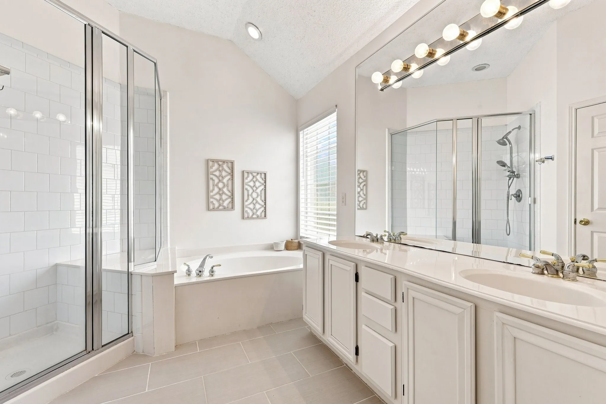 Single Family Residence For Sale in Dallas County , 204 Meredith Court, Irving, Texas 75063, 3 Bedroom, 2 Bathroom, 2 Garage spaces, 1,780 Sqft, built in 1996, mls#21354968, Real Estate Agent in Irving, Homes For Sale in Dallas county, Homes For Sale in Irving, Realtor in Irving Texas, Real Estate Brokerage Independent Realty Texas, Luminita Cordes Realtor