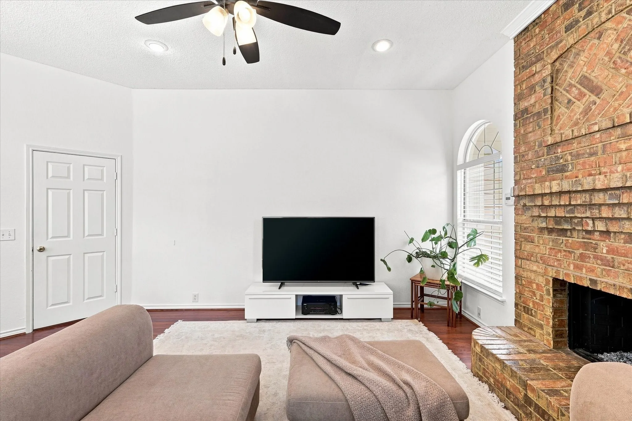 Single Family Residence For Sale in Dallas County , 204 Meredith Court, Irving, Texas 75063, 3 Bedroom, 2 Bathroom, 2 Garage spaces, 1,780 Sqft, built in 1996, mls#21354968, Real Estate Agent in Irving, Homes For Sale in Dallas county, Homes For Sale in Irving, Realtor in Irving Texas, Real Estate Brokerage Independent Realty Texas, Luminita Cordes Realtor
