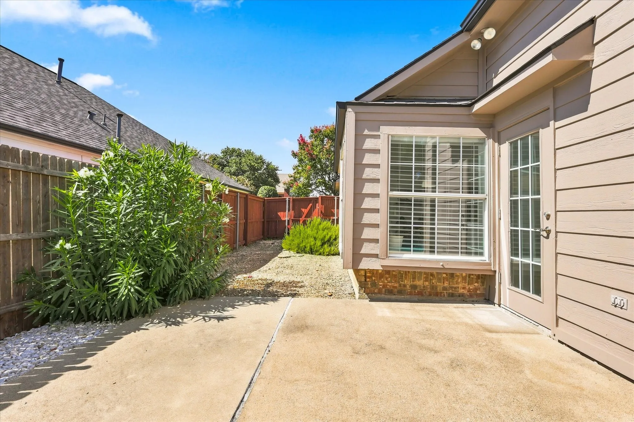 Single Family Residence For Sale in Dallas County , 204 Meredith Court, Irving, Texas 75063, 3 Bedroom, 2 Bathroom, 2 Garage spaces, 1,780 Sqft, built in 1996, mls#21354968, Real Estate Agent in Irving, Homes For Sale in Dallas county, Homes For Sale in Irving, Realtor in Irving Texas, Real Estate Brokerage Independent Realty Texas, Luminita Cordes Realtor