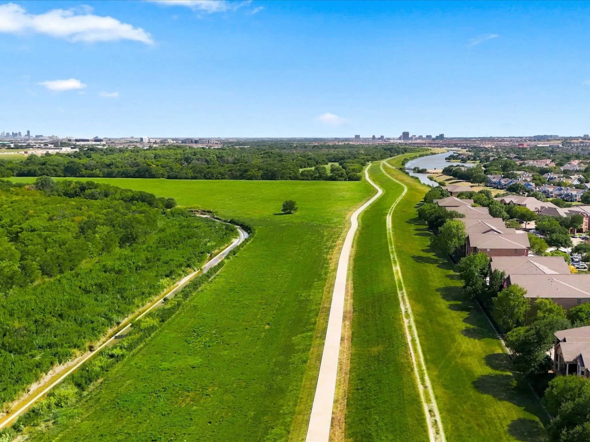 Single Family Residence For Sale in Dallas County , 204 Meredith Court, Irving, Texas 75063, 3 Bedroom, 2 Bathroom, 2 Garage spaces, 1,780 Sqft, built in 1996, mls#21354968, Real Estate Agent in Irving, Homes For Sale in Dallas county, Homes For Sale in Irving, Realtor in Irving Texas, Real Estate Brokerage Independent Realty Texas, Luminita Cordes Realtor
