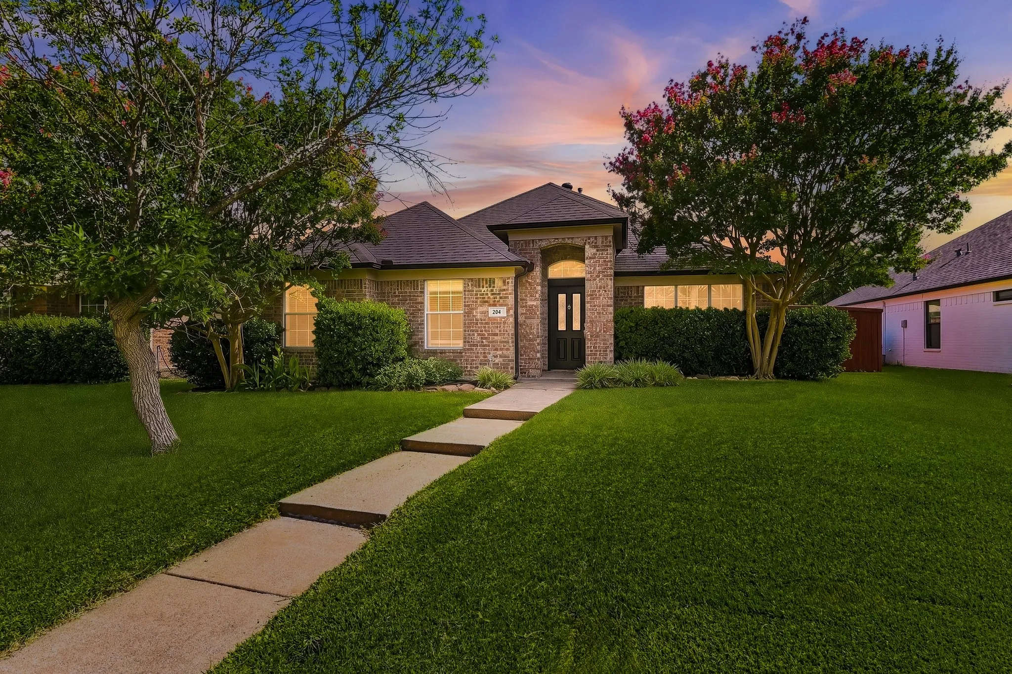 Single Family Residence For Sale in Dallas County , 204 Meredith Court, Irving, Texas 75063, 3 Bedroom, 2 Bathroom, 2 Garage spaces, 1,780 Sqft, built in 1996, mls#21354968, Real Estate Agent in Irving, Homes For Sale in Dallas county, Homes For Sale in Irving, Realtor in Irving Texas, Real Estate Brokerage Independent Realty Texas, Luminita Cordes Realtor