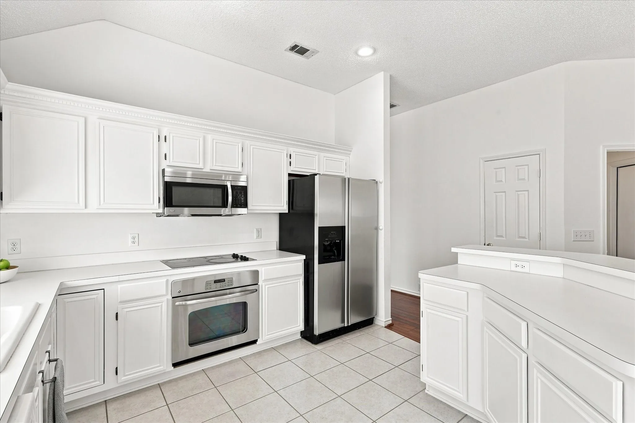 Single Family Residence For Sale in Dallas County , 204 Meredith Court, Irving, Texas 75063, 3 Bedroom, 2 Bathroom, 2 Garage spaces, 1,780 Sqft, built in 1996, mls#21354968, Real Estate Agent in Irving, Homes For Sale in Dallas county, Homes For Sale in Irving, Realtor in Irving Texas, Real Estate Brokerage Independent Realty Texas, Luminita Cordes Realtor