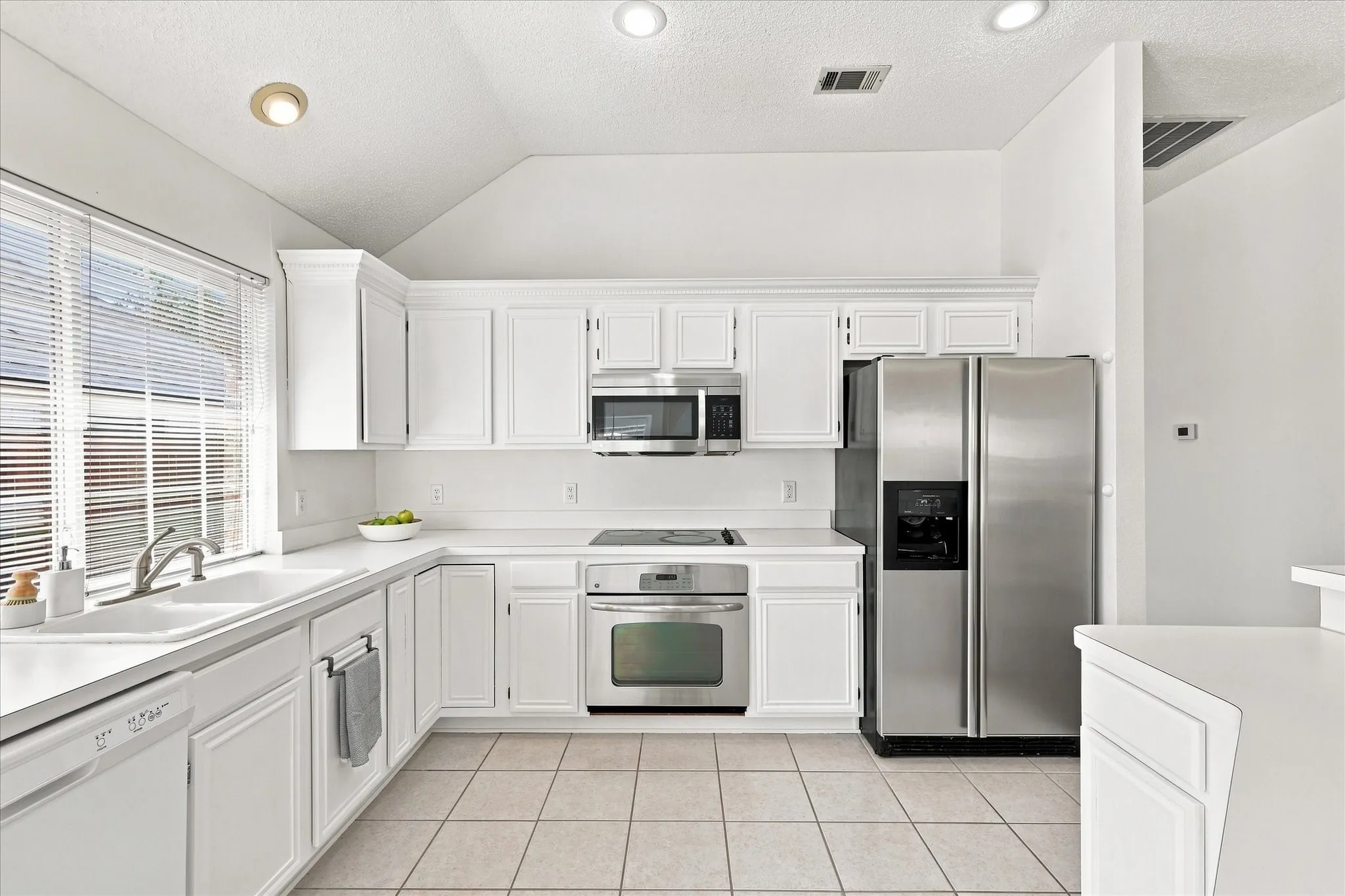 Single Family Residence For Sale in Dallas County , 204 Meredith Court, Irving, Texas 75063, 3 Bedroom, 2 Bathroom, 2 Garage spaces, 1,780 Sqft, built in 1996, mls#21354968, Real Estate Agent in Irving, Homes For Sale in Dallas county, Homes For Sale in Irving, Realtor in Irving Texas, Real Estate Brokerage Independent Realty Texas, Luminita Cordes Realtor