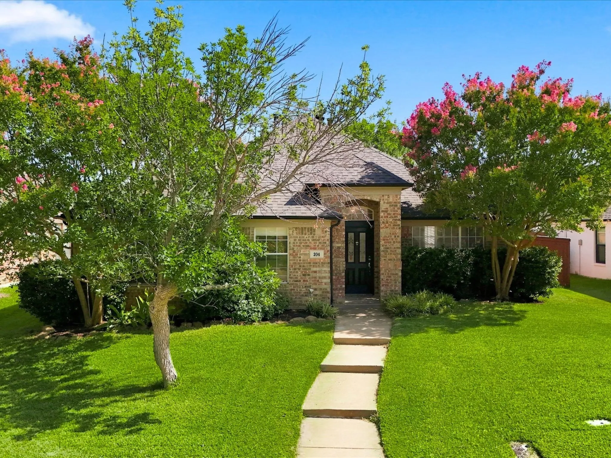 Single Family Residence For Sale in Dallas County , 204 Meredith Court, Irving, Texas 75063, 3 Bedroom, 2 Bathroom, 2 Garage spaces, 1,780 Sqft, built in 1996, mls#21354968, Real Estate Agent in Irving, Homes For Sale in Dallas county, Homes For Sale in Irving, Realtor in Irving Texas, Real Estate Brokerage Independent Realty Texas, Luminita Cordes Realtor