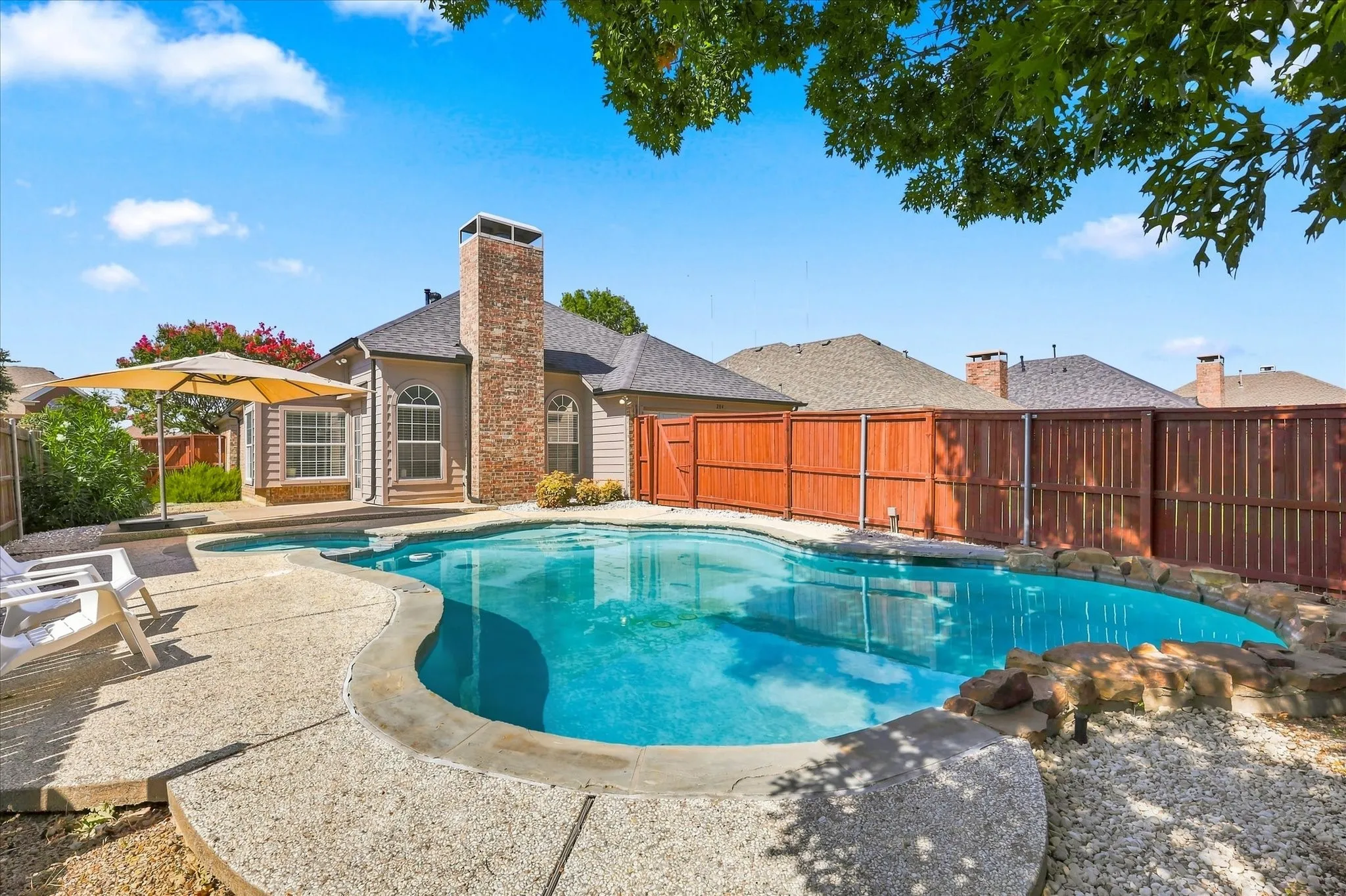 Single Family Residence For Sale in Dallas County , 204 Meredith Court, Irving, Texas 75063, 3 Bedroom, 2 Bathroom, 2 Garage spaces, 1,780 Sqft, built in 1996, mls#21354968, Real Estate Agent in Irving, Homes For Sale in Dallas county, Homes For Sale in Irving, Realtor in Irving Texas, Real Estate Brokerage Independent Realty Texas, Luminita Cordes Realtor