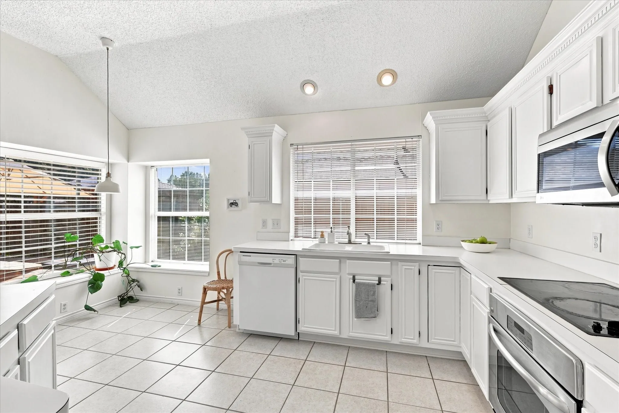Single Family Residence For Sale in Dallas County , 204 Meredith Court, Irving, Texas 75063, 3 Bedroom, 2 Bathroom, 2 Garage spaces, 1,780 Sqft, built in 1996, mls#21354968, Real Estate Agent in Irving, Homes For Sale in Dallas county, Homes For Sale in Irving, Realtor in Irving Texas, Real Estate Brokerage Independent Realty Texas, Luminita Cordes Realtor