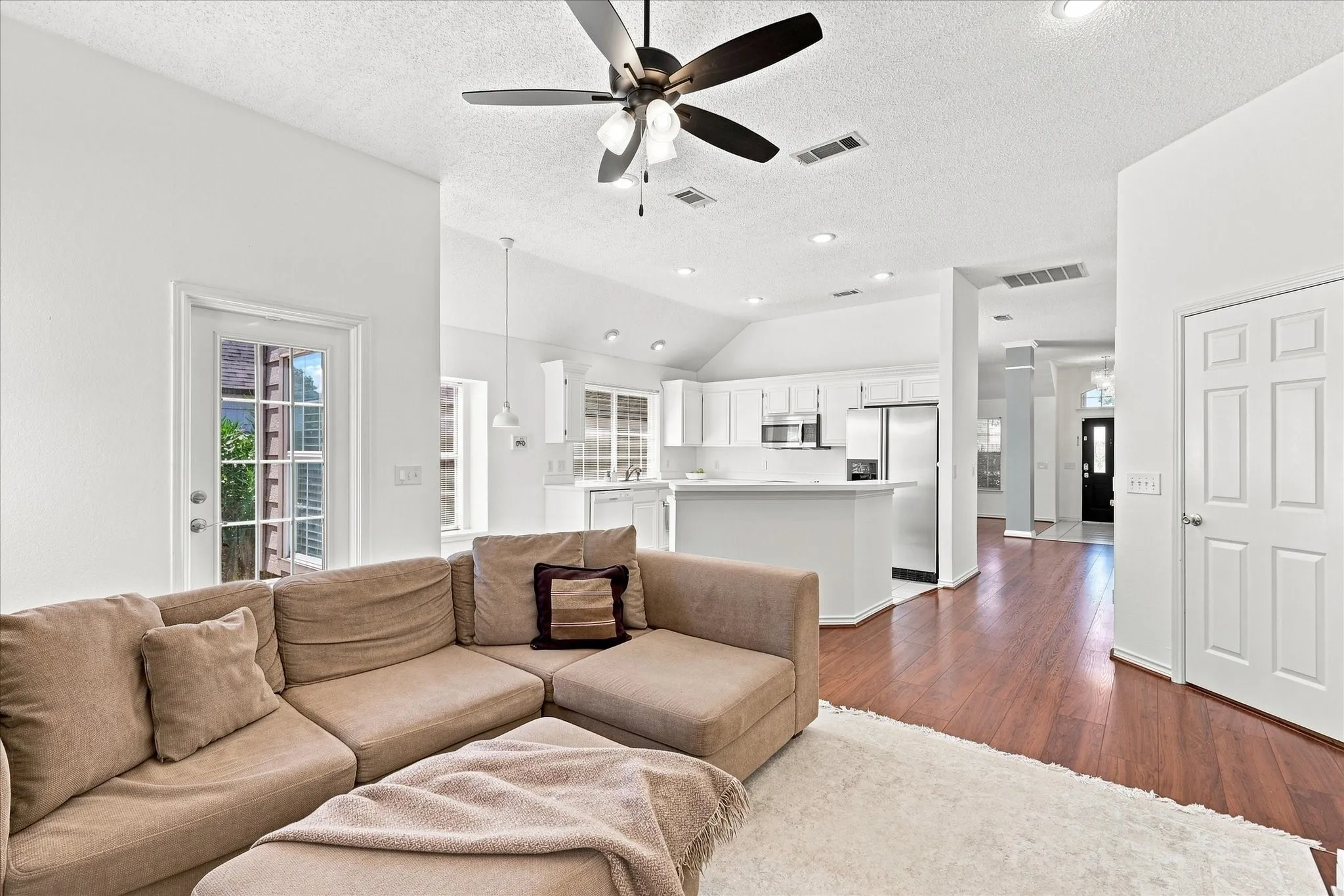 Single Family Residence For Sale in Dallas County , 204 Meredith Court, Irving, Texas 75063, 3 Bedroom, 2 Bathroom, 2 Garage spaces, 1,780 Sqft, built in 1996, mls#21354968, Real Estate Agent in Irving, Homes For Sale in Dallas county, Homes For Sale in Irving, Realtor in Irving Texas, Real Estate Brokerage Independent Realty Texas, Luminita Cordes Realtor