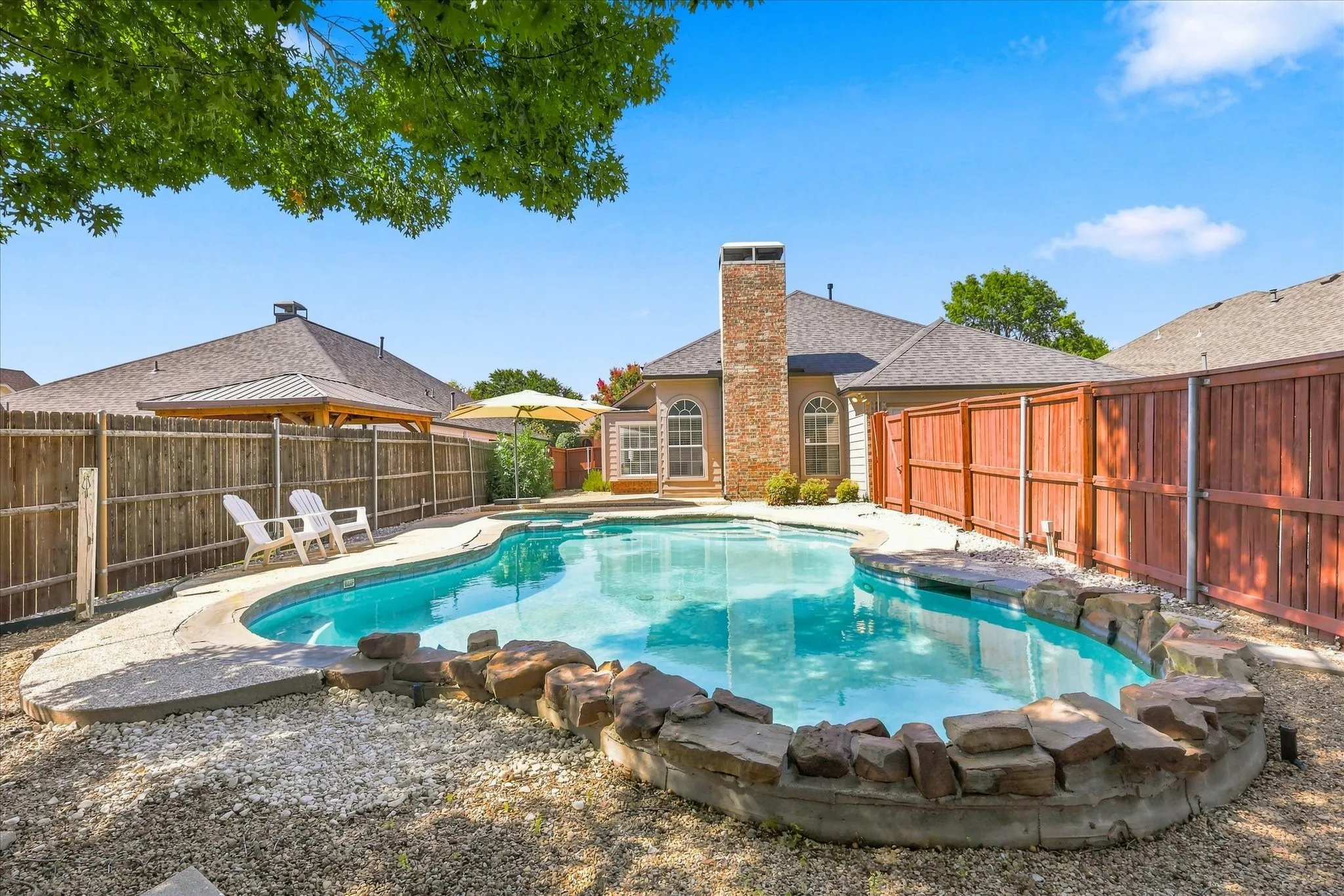 Single Family Residence For Sale in Dallas County , 204 Meredith Court, Irving, Texas 75063, 3 Bedroom, 2 Bathroom, 2 Garage spaces, 1,780 Sqft, built in 1996, mls#21354968, Real Estate Agent in Irving, Homes For Sale in Dallas county, Homes For Sale in Irving, Realtor in Irving Texas, Real Estate Brokerage Independent Realty Texas, Luminita Cordes Realtor