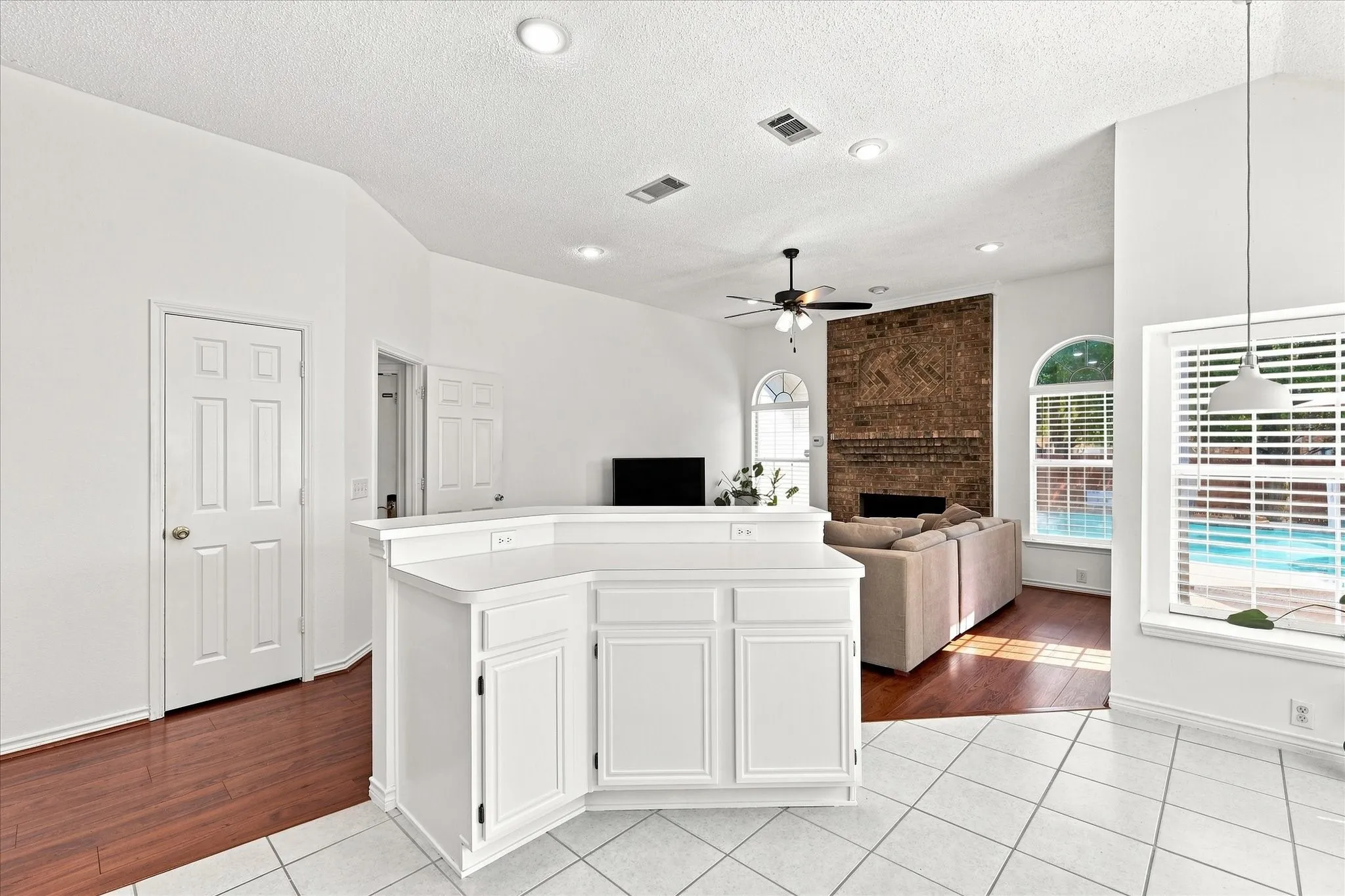 Single Family Residence For Sale in Dallas County , 204 Meredith Court, Irving, Texas 75063, 3 Bedroom, 2 Bathroom, 2 Garage spaces, 1,780 Sqft, built in 1996, mls#21354968, Real Estate Agent in Irving, Homes For Sale in Dallas county, Homes For Sale in Irving, Realtor in Irving Texas, Real Estate Brokerage Independent Realty Texas, Luminita Cordes Realtor