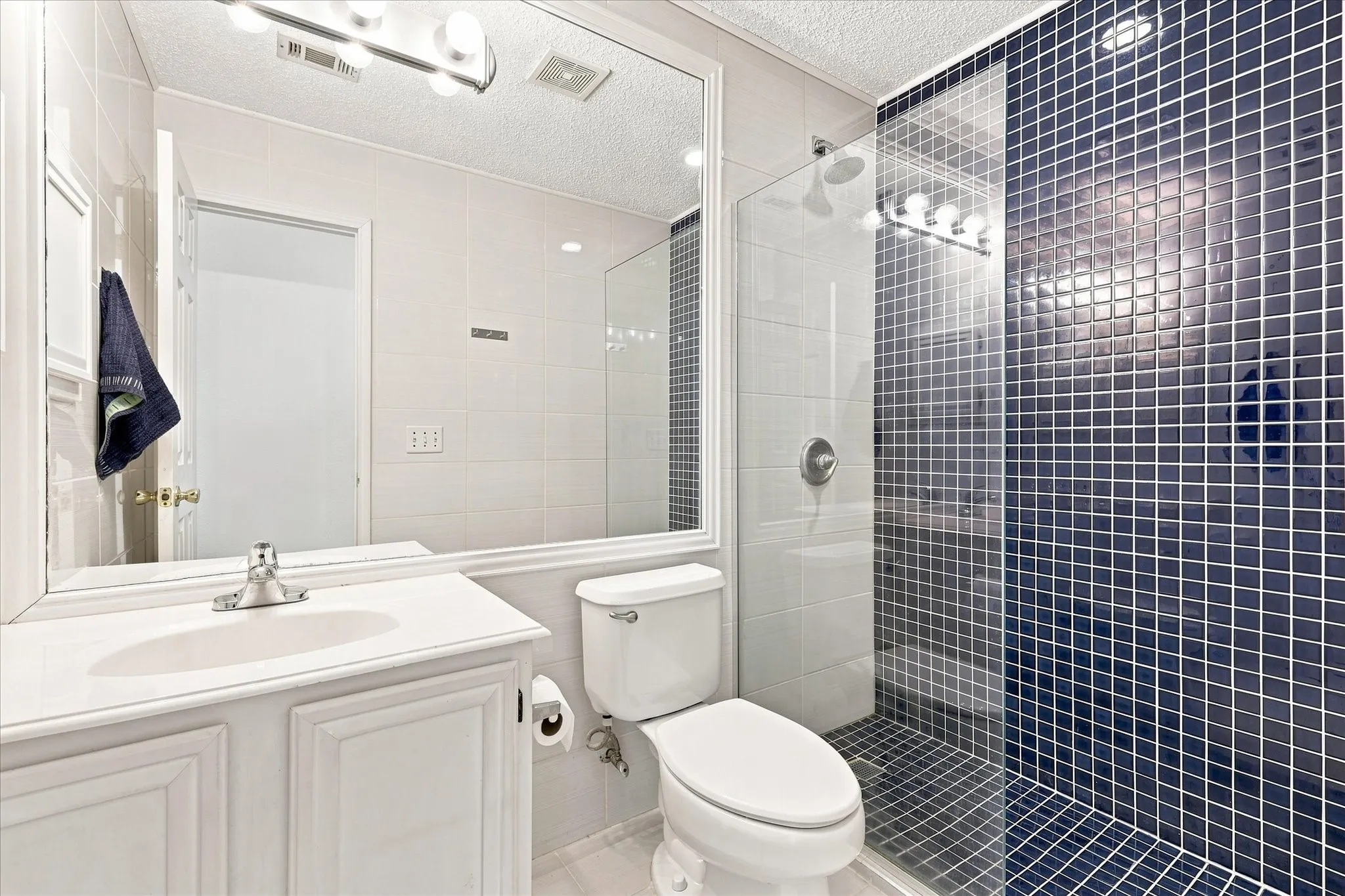 Single Family Residence For Sale in Dallas County , 204 Meredith Court, Irving, Texas 75063, 3 Bedroom, 2 Bathroom, 2 Garage spaces, 1,780 Sqft, built in 1996, mls#21354968, Real Estate Agent in Irving, Homes For Sale in Dallas county, Homes For Sale in Irving, Realtor in Irving Texas, Real Estate Brokerage Independent Realty Texas, Luminita Cordes Realtor