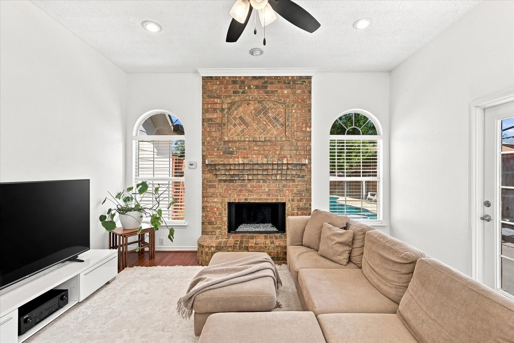 Single Family Residence For Sale in Dallas County , 204 Meredith Court, Irving, Texas 75063, 3 Bedroom, 2 Bathroom, 2 Garage spaces, 1,780 Sqft, built in 1996, mls#21354968, Real Estate Agent in Irving, Homes For Sale in Dallas county, Homes For Sale in Irving, Realtor in Irving Texas, Real Estate Brokerage Independent Realty Texas, Luminita Cordes Realtor
