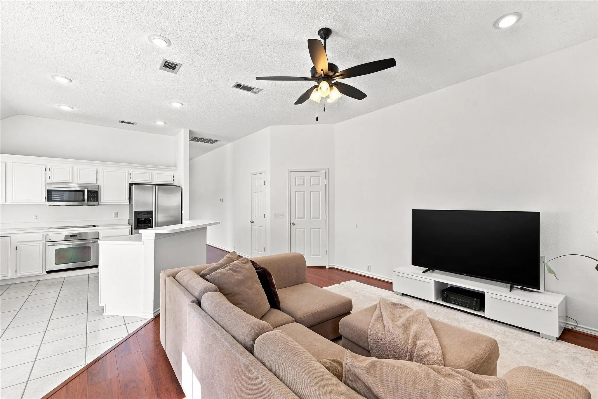 Single Family Residence For Sale in Dallas County , 204 Meredith Court, Irving, Texas 75063, 3 Bedroom, 2 Bathroom, 2 Garage spaces, 1,780 Sqft, built in 1996, mls#21354968, Real Estate Agent in Irving, Homes For Sale in Dallas county, Homes For Sale in Irving, Realtor in Irving Texas, Real Estate Brokerage Independent Realty Texas, Luminita Cordes Realtor