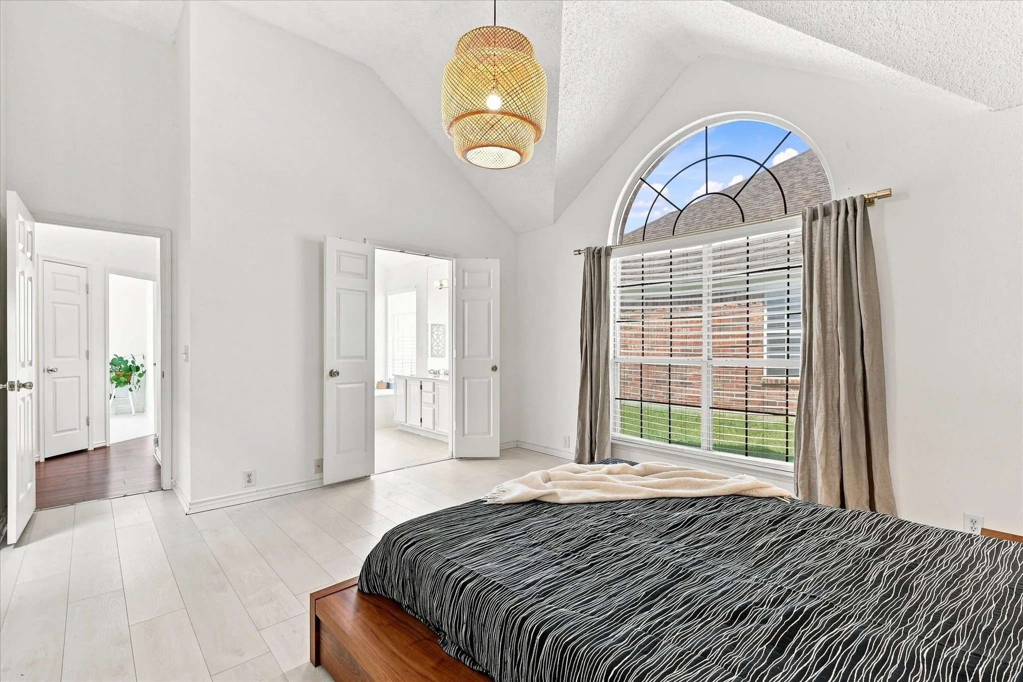 Single Family Residence For Sale in Dallas County , 204 Meredith Court, Irving, Texas 75063, 3 Bedroom, 2 Bathroom, 2 Garage spaces, 1,780 Sqft, built in 1996, mls#21354968, Real Estate Agent in Irving, Homes For Sale in Dallas county, Homes For Sale in Irving, Realtor in Irving Texas, Real Estate Brokerage Independent Realty Texas, Luminita Cordes Realtor