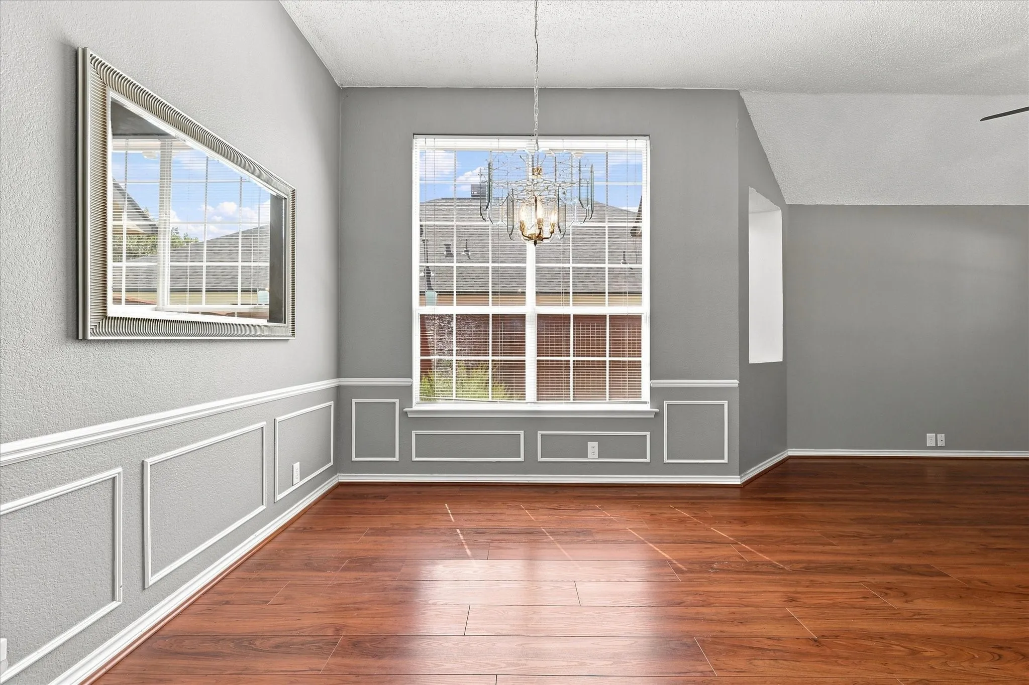 Single Family Residence For Sale in Dallas County , 204 Meredith Court, Irving, Texas 75063, 3 Bedroom, 2 Bathroom, 2 Garage spaces, 1,780 Sqft, built in 1996, mls#21354968, Real Estate Agent in Irving, Homes For Sale in Dallas county, Homes For Sale in Irving, Realtor in Irving Texas, Real Estate Brokerage Independent Realty Texas, Luminita Cordes Realtor