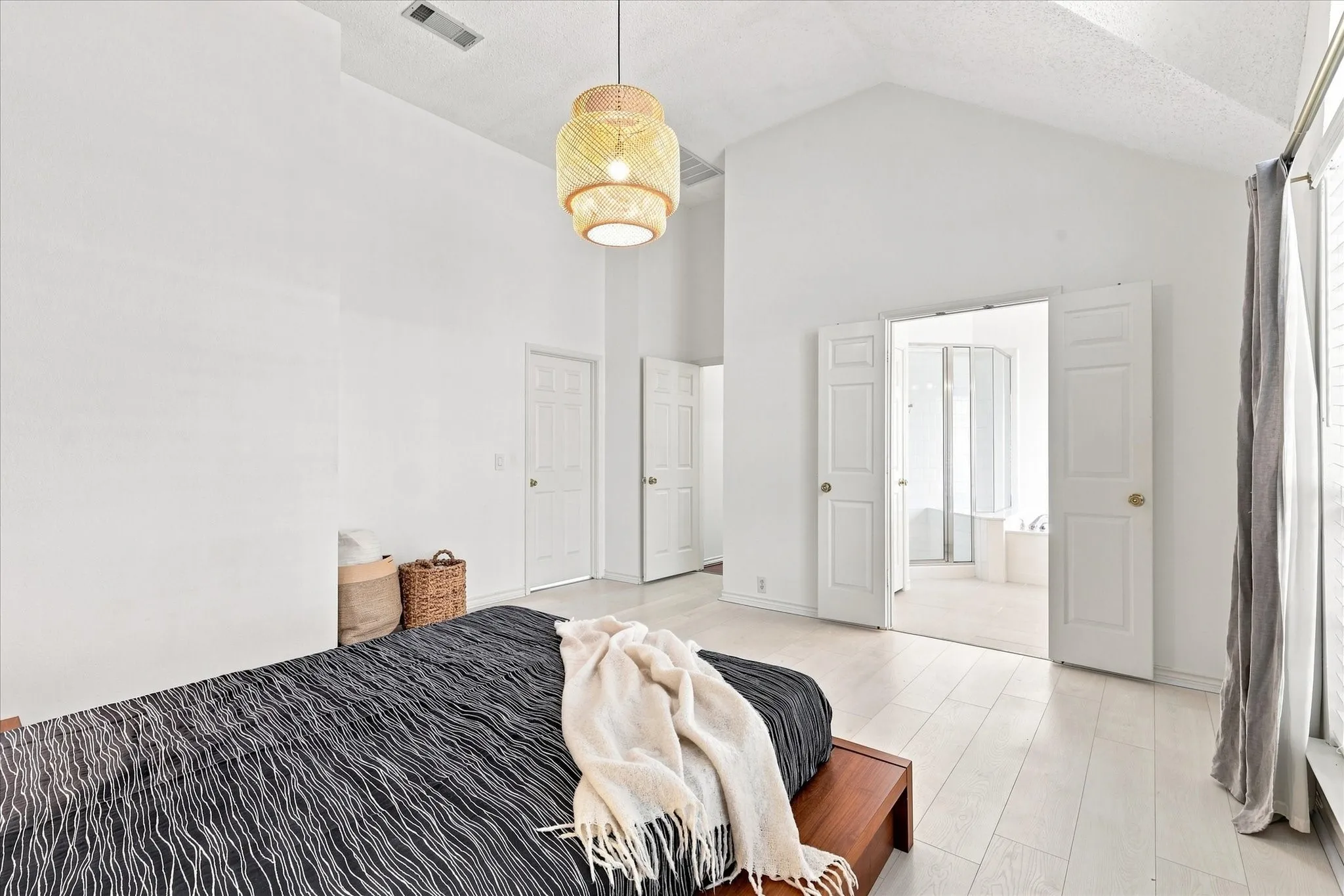 Single Family Residence For Sale in Dallas County , 204 Meredith Court, Irving, Texas 75063, 3 Bedroom, 2 Bathroom, 2 Garage spaces, 1,780 Sqft, built in 1996, mls#21354968, Real Estate Agent in Irving, Homes For Sale in Dallas county, Homes For Sale in Irving, Realtor in Irving Texas, Real Estate Brokerage Independent Realty Texas, Luminita Cordes Realtor
