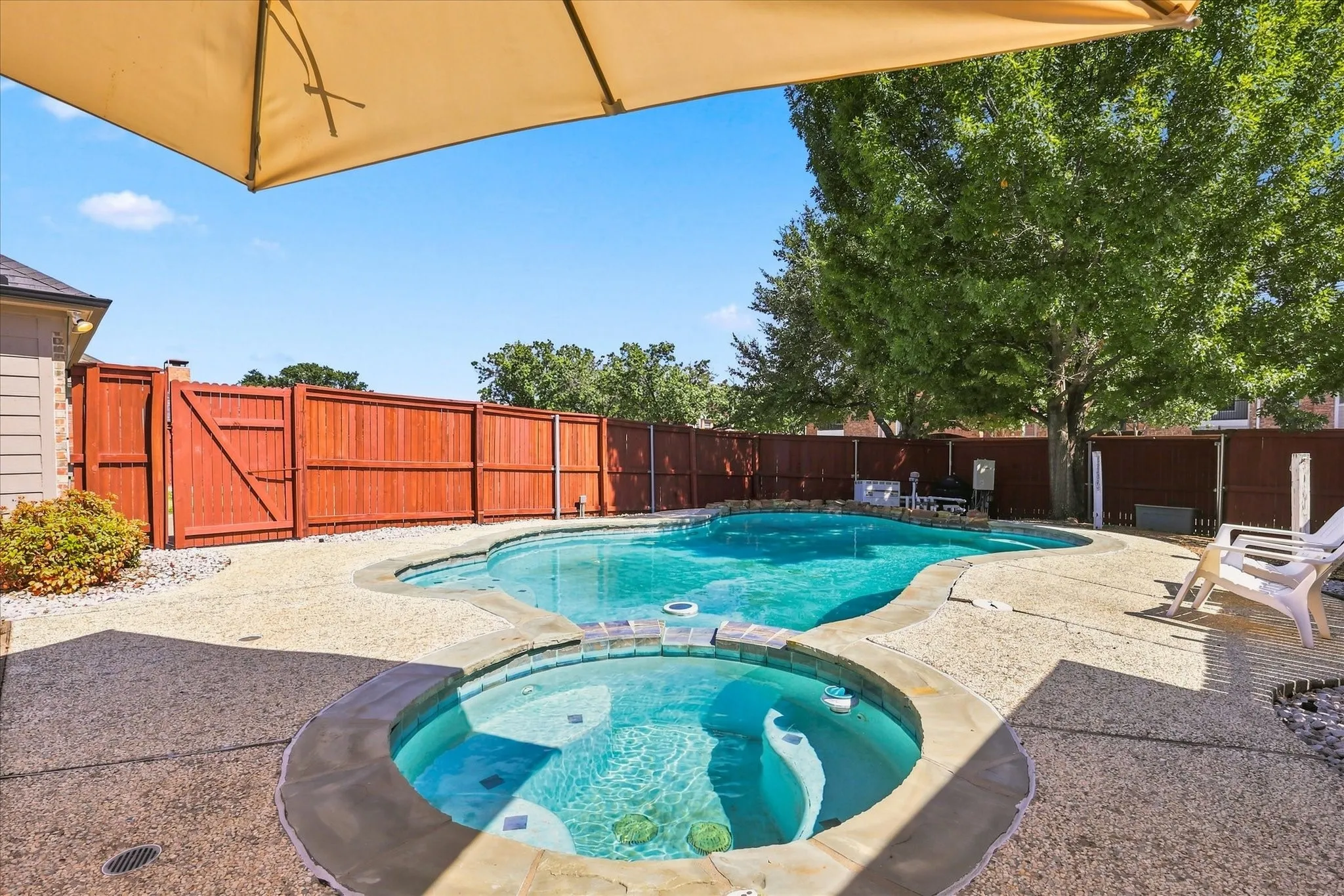 Single Family Residence For Sale in Dallas County , 204 Meredith Court, Irving, Texas 75063, 3 Bedroom, 2 Bathroom, 2 Garage spaces, 1,780 Sqft, built in 1996, mls#21354968, Real Estate Agent in Irving, Homes For Sale in Dallas county, Homes For Sale in Irving, Realtor in Irving Texas, Real Estate Brokerage Independent Realty Texas, Luminita Cordes Realtor