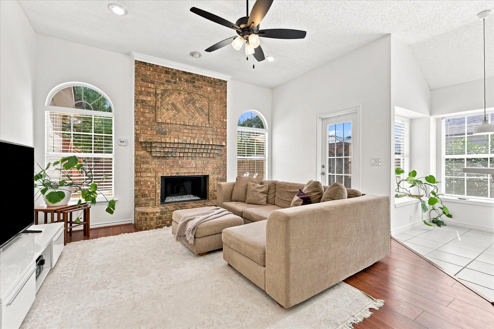 Single Family Residence For Sale in Dallas County , 204 Meredith Court, Irving, Texas 75063, 3 Bedroom, 2 Bathroom, 2 Garage spaces, 1,780 Sqft, built in 1996, mls#21354968, Real Estate Agent in Irving, Homes For Sale in Dallas county, Homes For Sale in Irving, Realtor in Irving Texas, Real Estate Brokerage Independent Realty Texas, Luminita Cordes Realtor