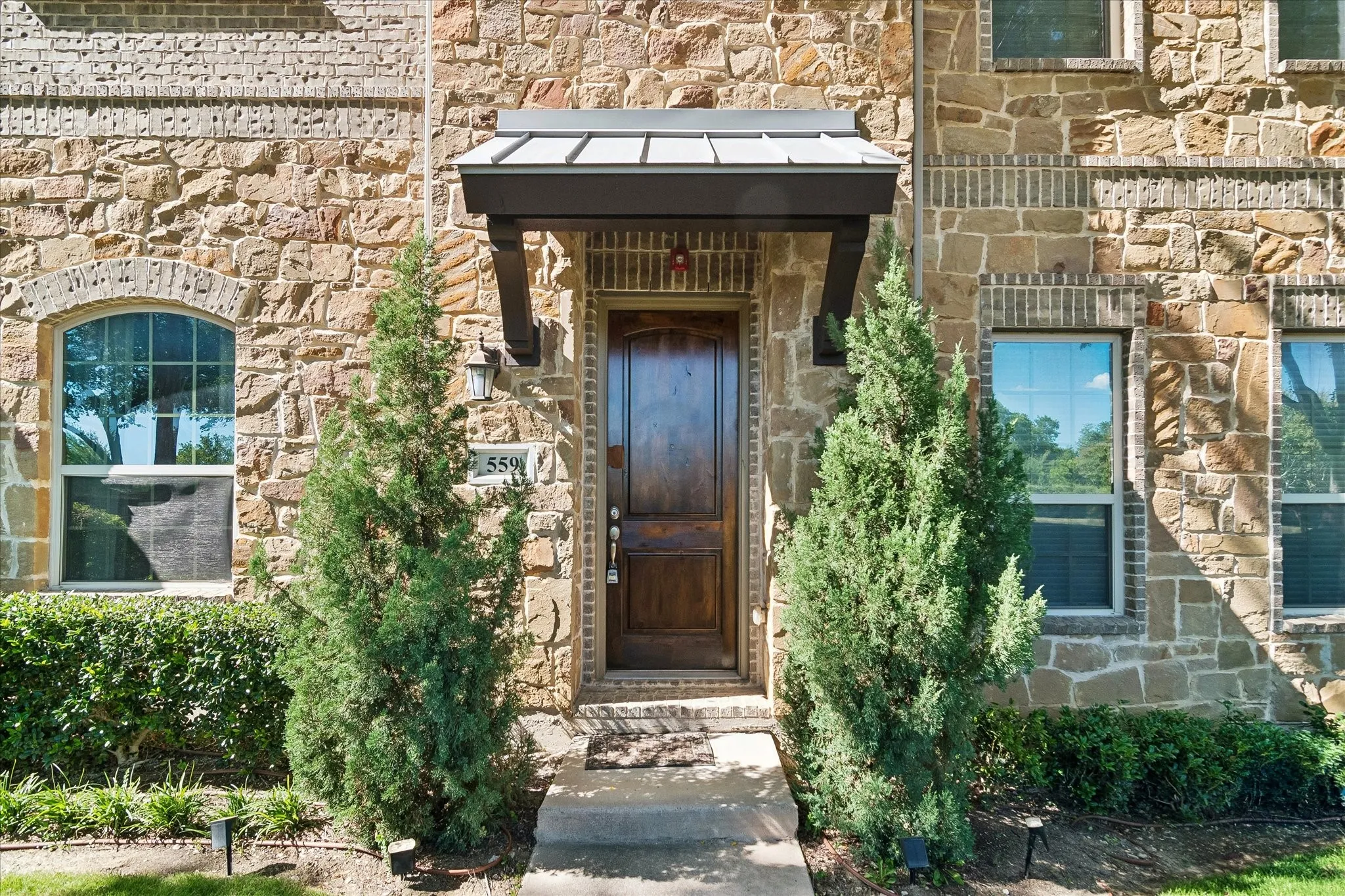 Townhouse For Sale in Dallas County , 559 W Royal Lane, Irving, Texas 75039, 2 Bedroom, 3 Bathroom, 2 Garage spaces, 1,821 Sqft, built in 2015, mls#21358005, Real Estate Agent in Irving, Homes For Sale in Dallas county, Homes For Sale in Irving, Realtor in Irving Texas, Real Estate Brokerage Independent Realty Texas, Luminita Cordes Realtor
