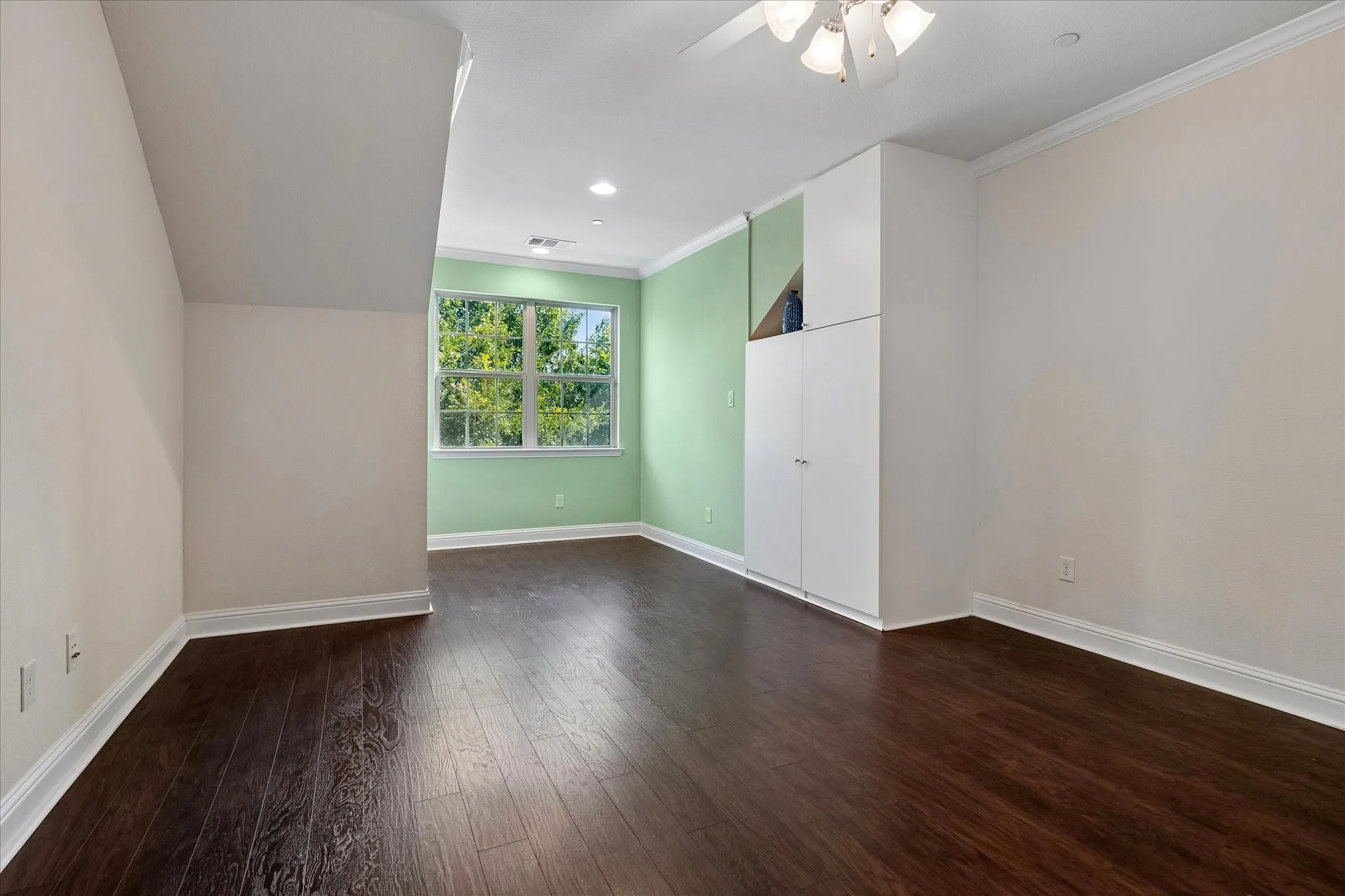 Townhouse For Sale in Dallas County , 559 W Royal Lane, Irving, Texas 75039, 2 Bedroom, 3 Bathroom, 2 Garage spaces, 1,821 Sqft, built in 2015, mls#21358005, Real Estate Agent in Irving, Homes For Sale in Dallas county, Homes For Sale in Irving, Realtor in Irving Texas, Real Estate Brokerage Independent Realty Texas, Luminita Cordes Realtor